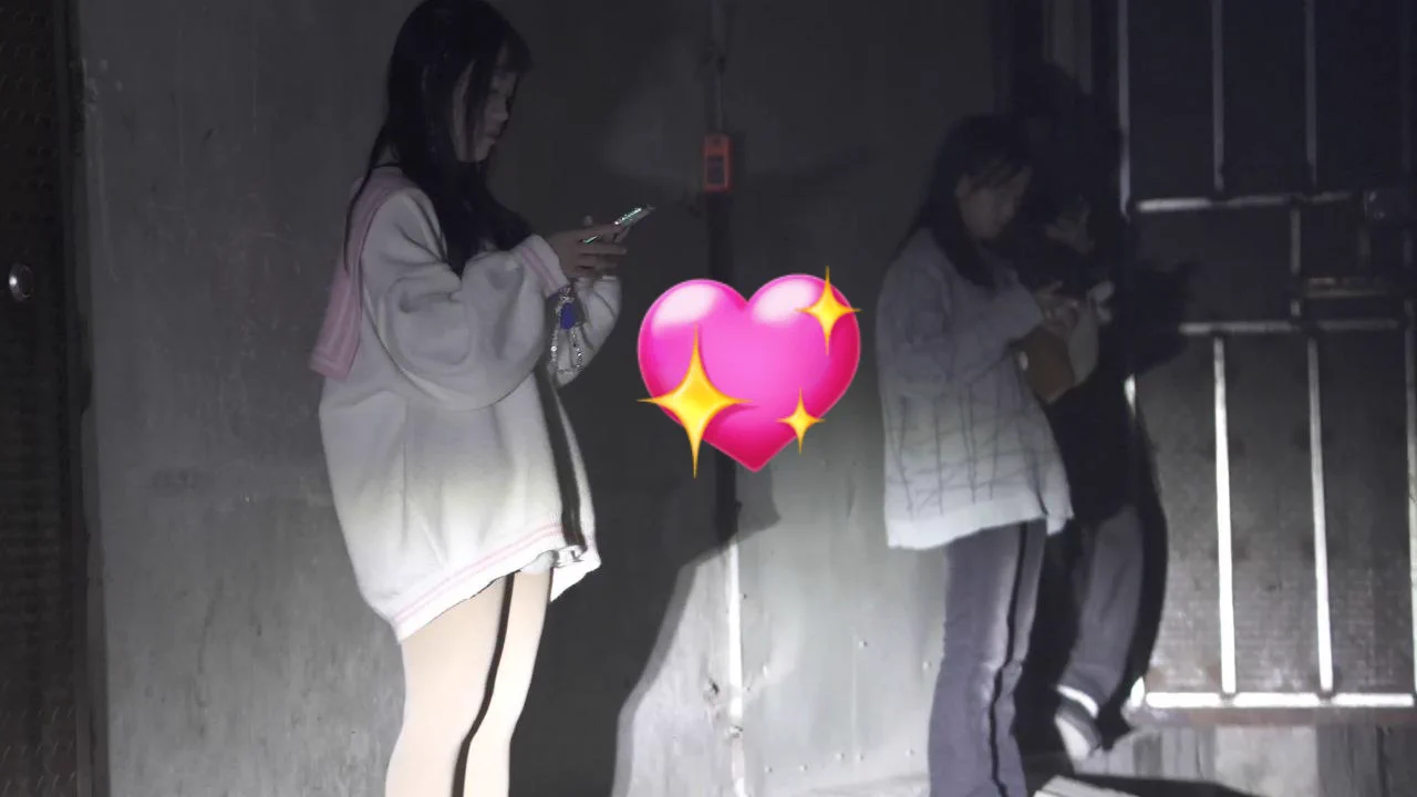 小小年纪就出来站街卖肉,身体搞坏了,以后还能结婚生子？汕头这边好多这种年轻的女孩,电报嗖嗦@ sseppe看的出来都是涉世未深的,估计绝大多数都是被人诱骗做这一行的。一次挣几十块,鸡头抽了一大半,最后发达的是背后操纵的人,这些女孩说白了就是别人赚钱的工具人。 https://t.co/VhcYTkhnBK