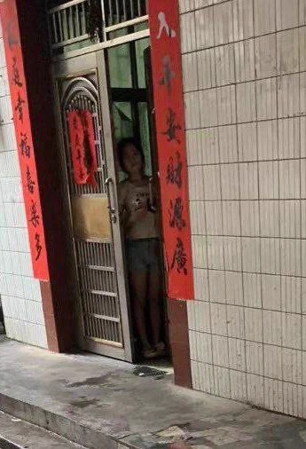 #武汉 #站街武汉 王家湾四妹家 常年都是些嫂子为主，正常价格是100块钱一炮 原秀吉祥家里的小东北、婷婷去了四妹家上班，要年轻一点，过去后的卖逼价格就是150一炮，那些嫂子们就是100块钱一炮。年前涨价，现在年后了狼友嘱托年轻小白狼们都长长脑子，要把她的价格恢复到150！ https://t.co/OXjakyExdV