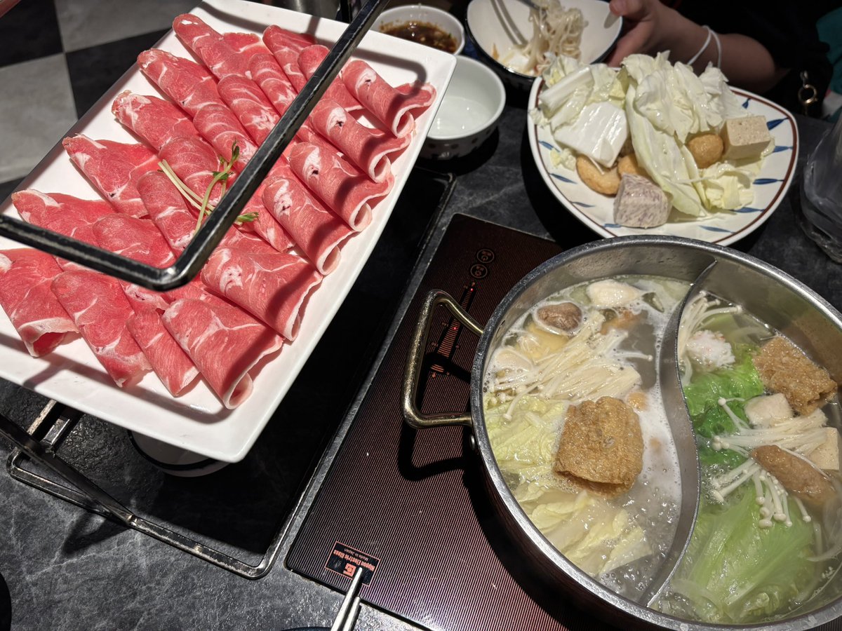 終於被我吃到火鍋啦
只是是跟麻麻來
蹭媽媽的飯
欸嘿 https://t.co/VEtQRF2Lgh