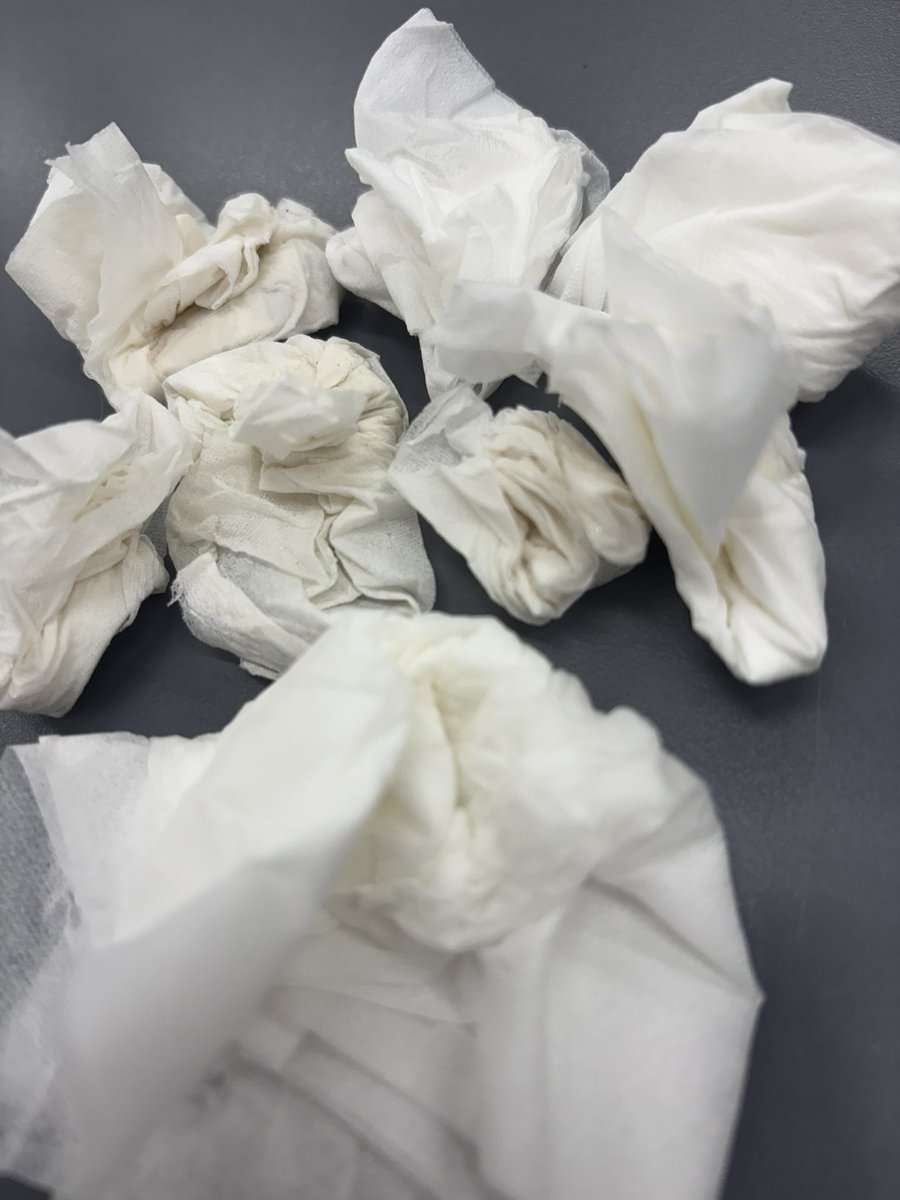 其實這次回家跟以前好像也沒有不一樣
可能有些事情放下了
看得比較開了
在非常感性的時候剛好得到了一些我想聽到的答案
腦袋裡十分難得地腦補了一些正向的解讀
得到了一個確定的未來
我的家會一直都在
我可以不用很優秀
也有人會接住我

結果打著打著就不小心在教室裡飆淚了
老師一定覺得我很奇怪 https://t.co/zXrPPXN1Iz