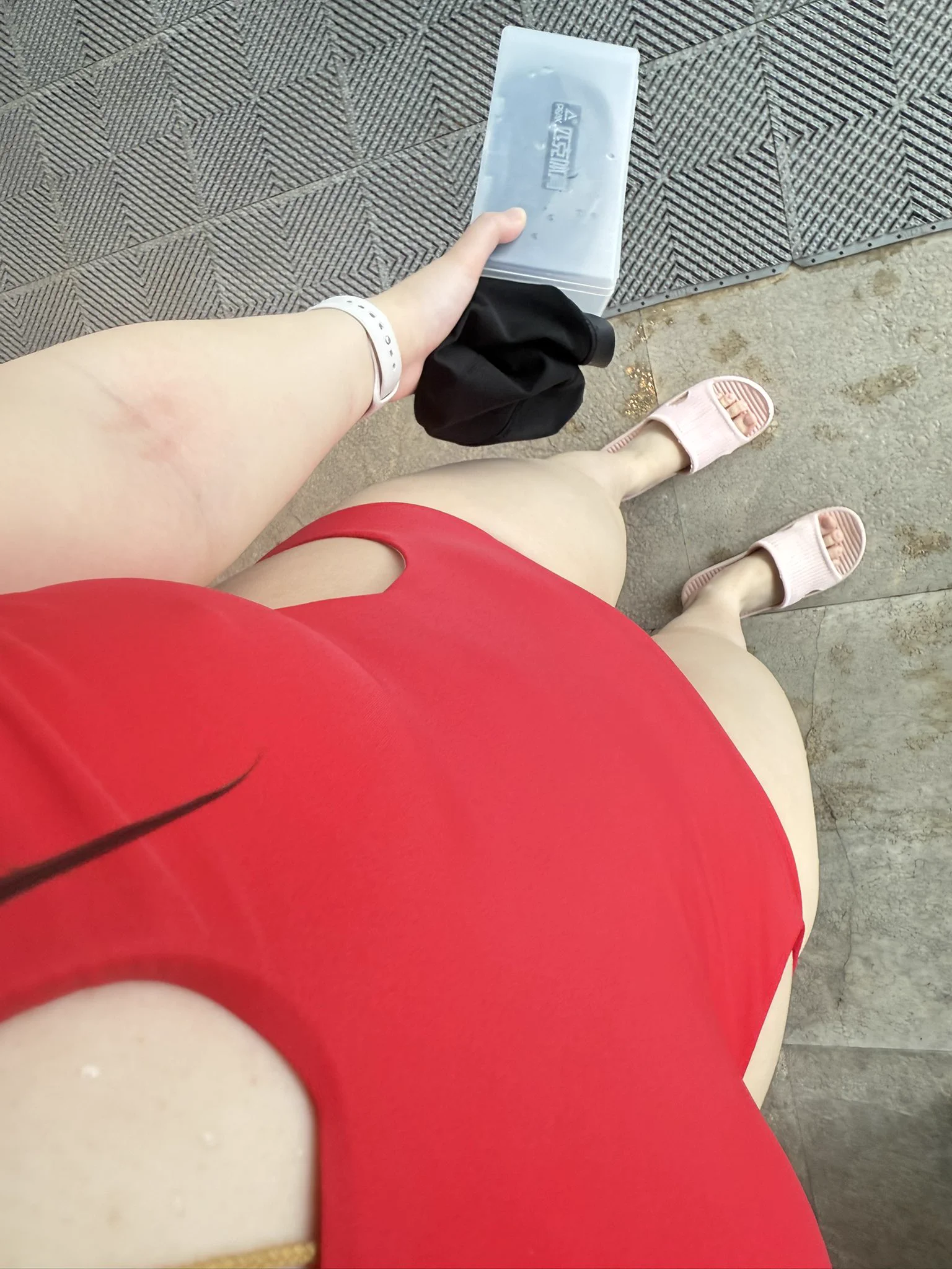 上次洗泳衣把胸垫抽了忘记塞回去了…今天一直突着点游的泳😇😇😇 https://t.co/cr1wjSndCL