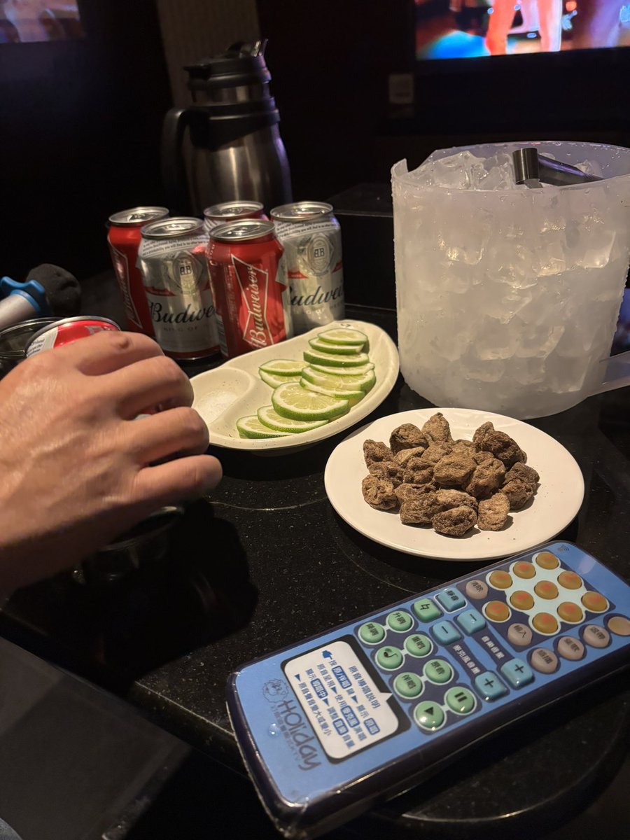 哦耶噢耶噢耶至少想唱歌想了兩個月吧
耶耶耶好開心
終於被我唱到了吧哈哈
以前唱歌都會開台讓你們聽聽我美妙的歌聲（？
但因為今天是約會
開台不太好
歡迎各位約我去唱歌謝謝😻 https://t.co/1E99jcw2pG