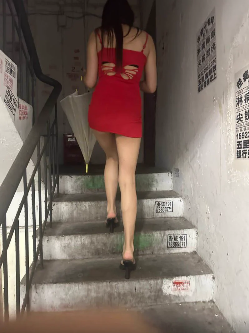 #常州 #站街过来大学城逛逛，本想回去了，回去也睡不着，于是便坐路口等了一个小时，过了10点巡逻终于暂停了，妹子也都出来了，看了下基本都是少妇，没啥特别年轻的，200十分钟，真坑爹。 https://t.co/Eg7uicFjyL