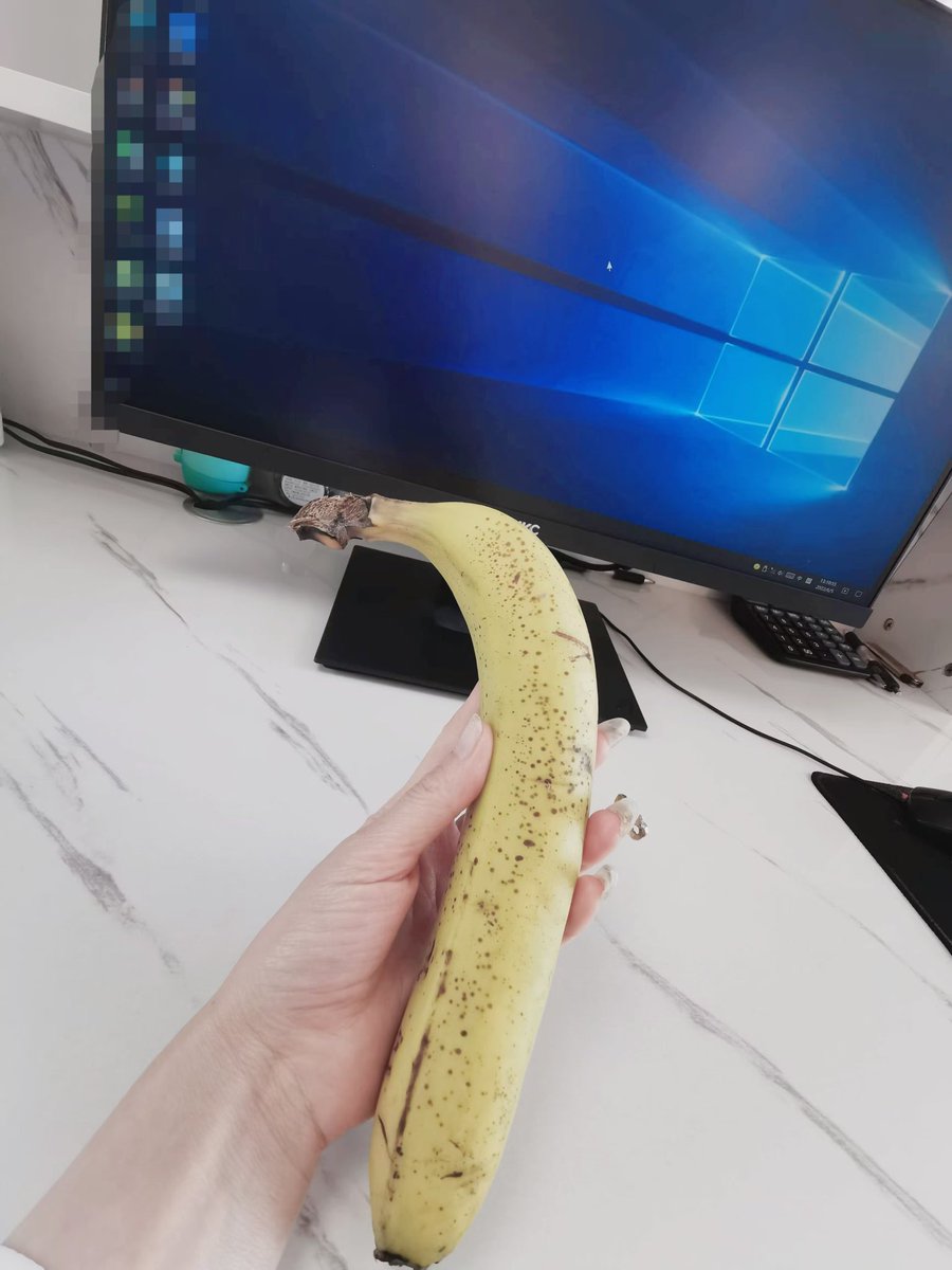 和老板这么聊，会不会让老公发现没认识他之前我和老板有一腿？大家说说我要不要告诉老公呢？老公看了会不会更兴奋？老板给我的香蕉够长不，大家看看是我手里的香蕉粗还是老板手里的香蕉粗 https://t.co/lu2v1PScV1