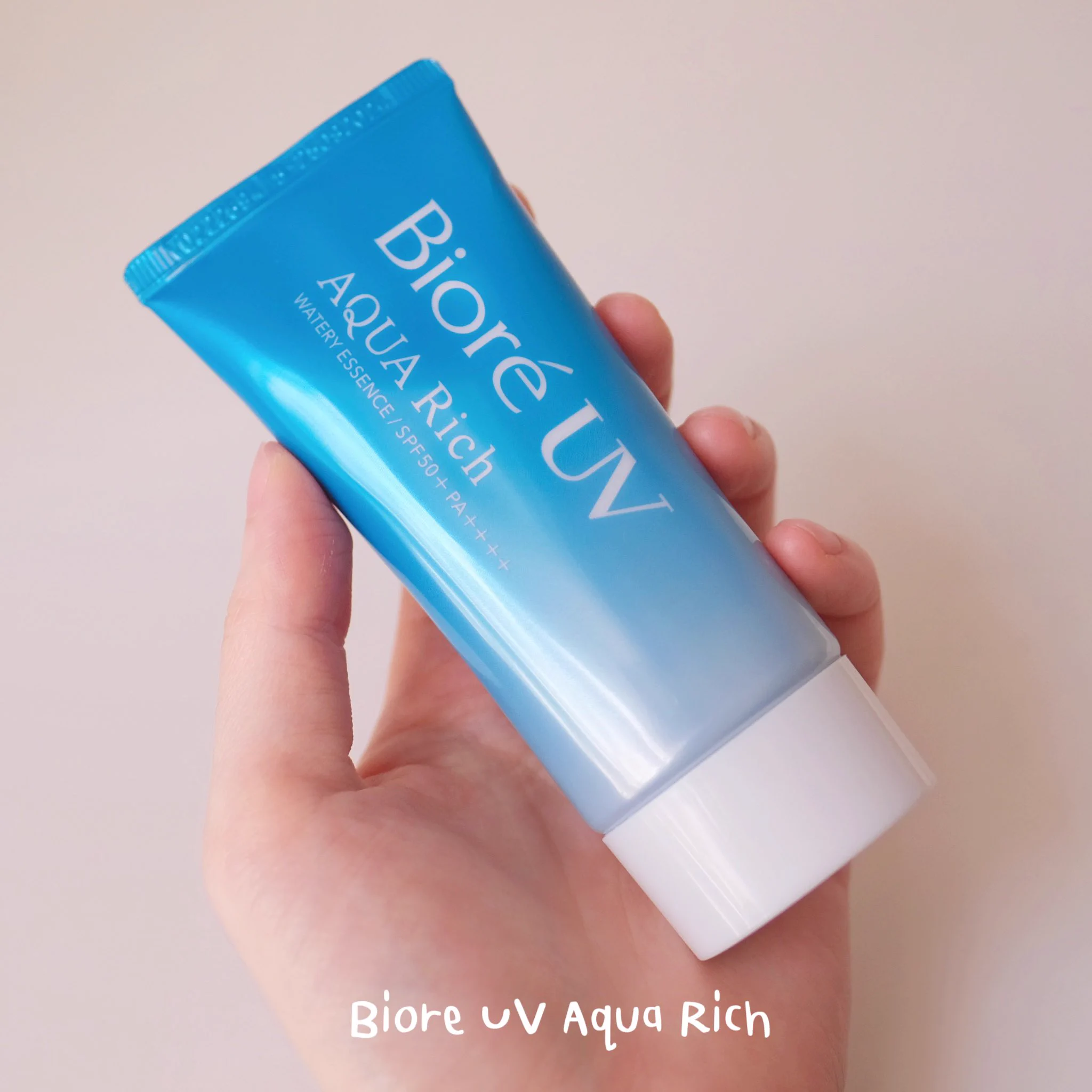 Biore ที่คนใช้กันเยอะๆ ต้องรุ่นหลอดฟ้านะ  เค้าคือ Biore UV Aqua Rich Watery Essence SPF50+ PA++++ เป็นกันแดดญี่ปุ่นที่เนื้อเบาที่สุดดดด หน้าไม่เหนอะ เจอกระดาษซับหน้ามันยังรอด!#กันแดด #Biore https://t.co/pSjpDnz9Mu