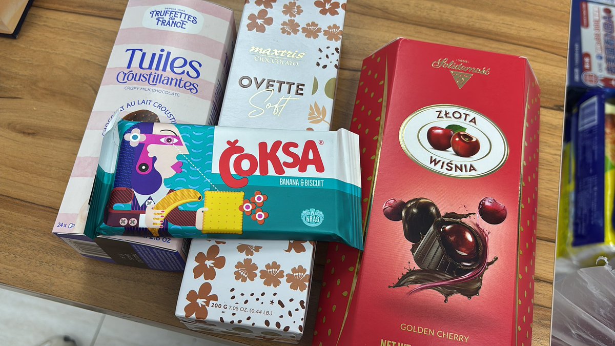 買了兩百多塊的巧克力
我現在是巧克力富翁

今天是搜刮超商打折食品的一天
結果還是買了五百多（怎麼買的 https://t.co/iseAEm7qBS