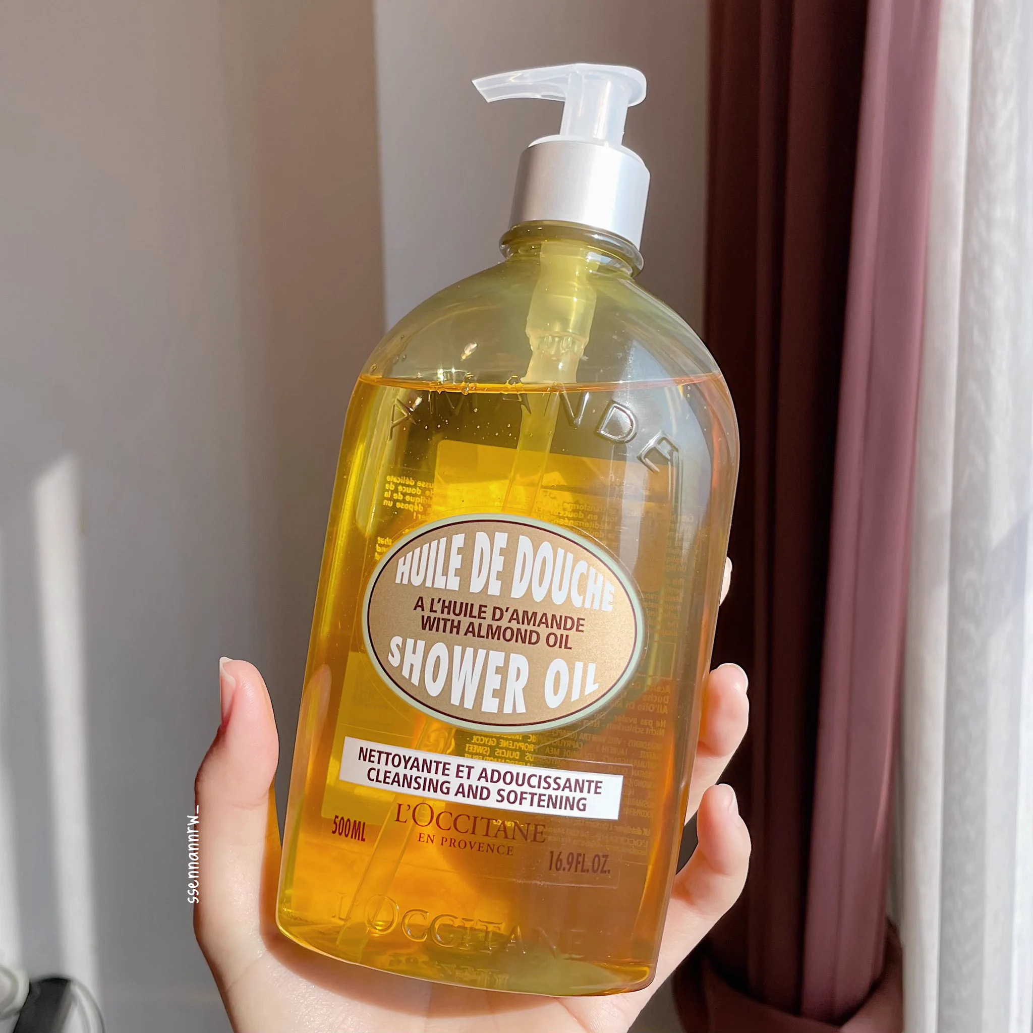 อยากกราบล็อคซิทาน Almond Shower Oil ช่วยต่อชีวิตผิวสุด จากผิวแห้งกร้าน เป็นผิวเนียนผิวโกลว์มีอยู่จริง! เนื้อออยล์นุ่ม ล้างออกง่ายไม่เหนอะ ชอบกลิ่นหอมอัลมอนด์แบบผู้ดี คือเป็นกลิ่นไม่เคยได้กลิ่นแบบนี้ที่ไหนมาก่อน มีส่วนผสมของอัลมอนด์ออยล์ ช่วยล็อคความชุ่มชื้นให้ผิว  #LoccitaneTH https://t.co/8oQazRSm6H