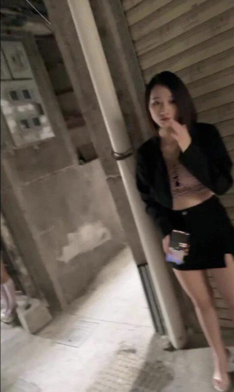 #南京 #扫街 #路边店南京虹桥现在就开了一处地方，玻璃门，亮着软黄小灯，进去看了一下，两个女的，都在25左右，有一个女的看着蛮纯的，很有女朋友的感觉，颜值可以 https://t.co/2RYSaSNNDw
