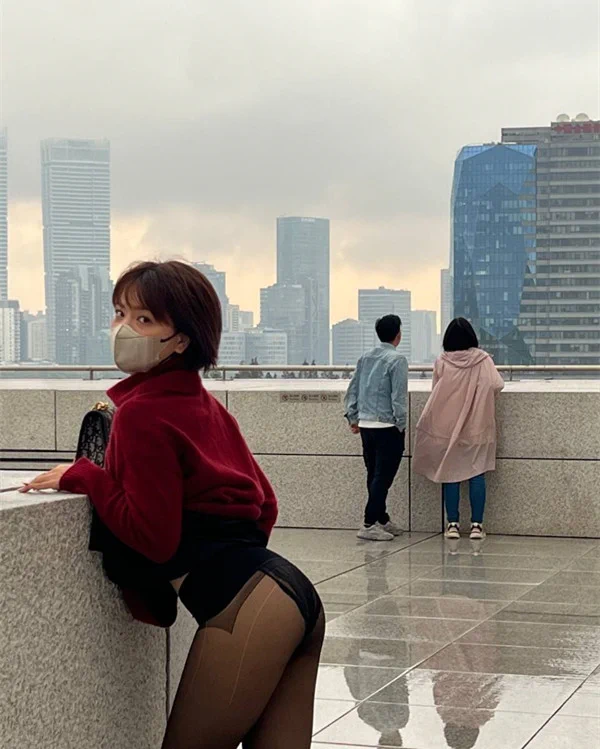 偷偷的在小情侣后面玩露出，会不会吓到他们😝 https://t.co/sTMnuQUh7M