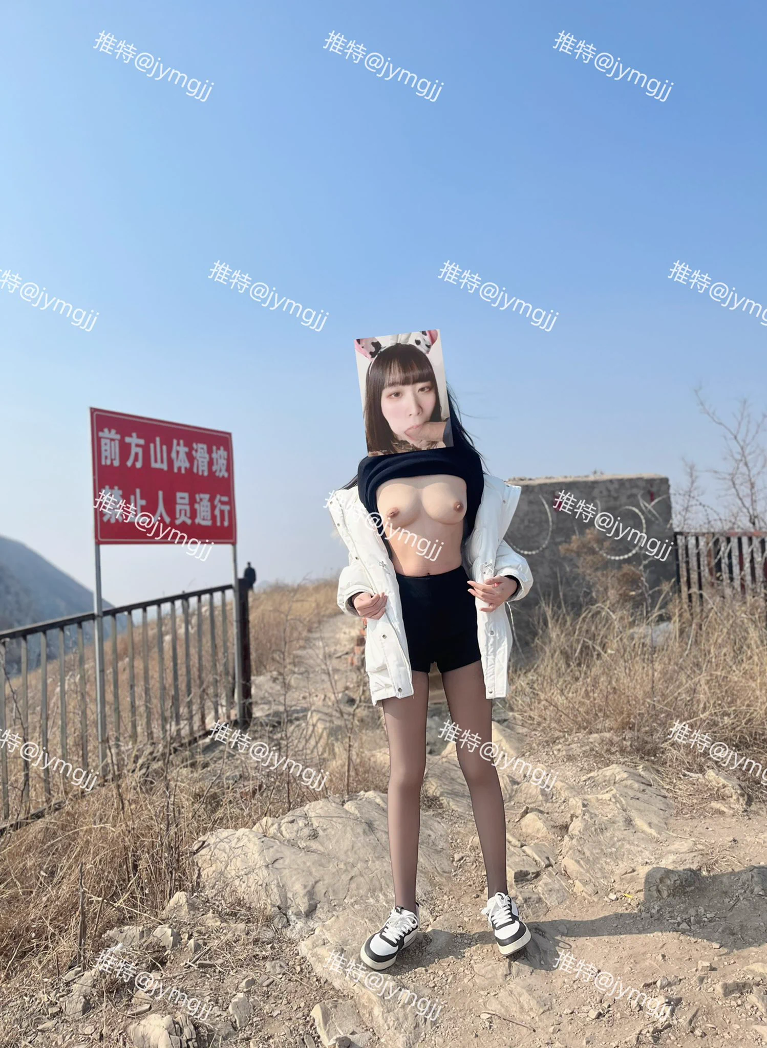 礼拜日 带小母狗去爬山 黑丝+露出+背对人群 🔞可惜太冷了 没办法全裸 不少带小孩的妈妈们一直看我们 估计是怕教坏小朋友吧🥴 @luchu888 https://t.co/n1iJ3NKe86