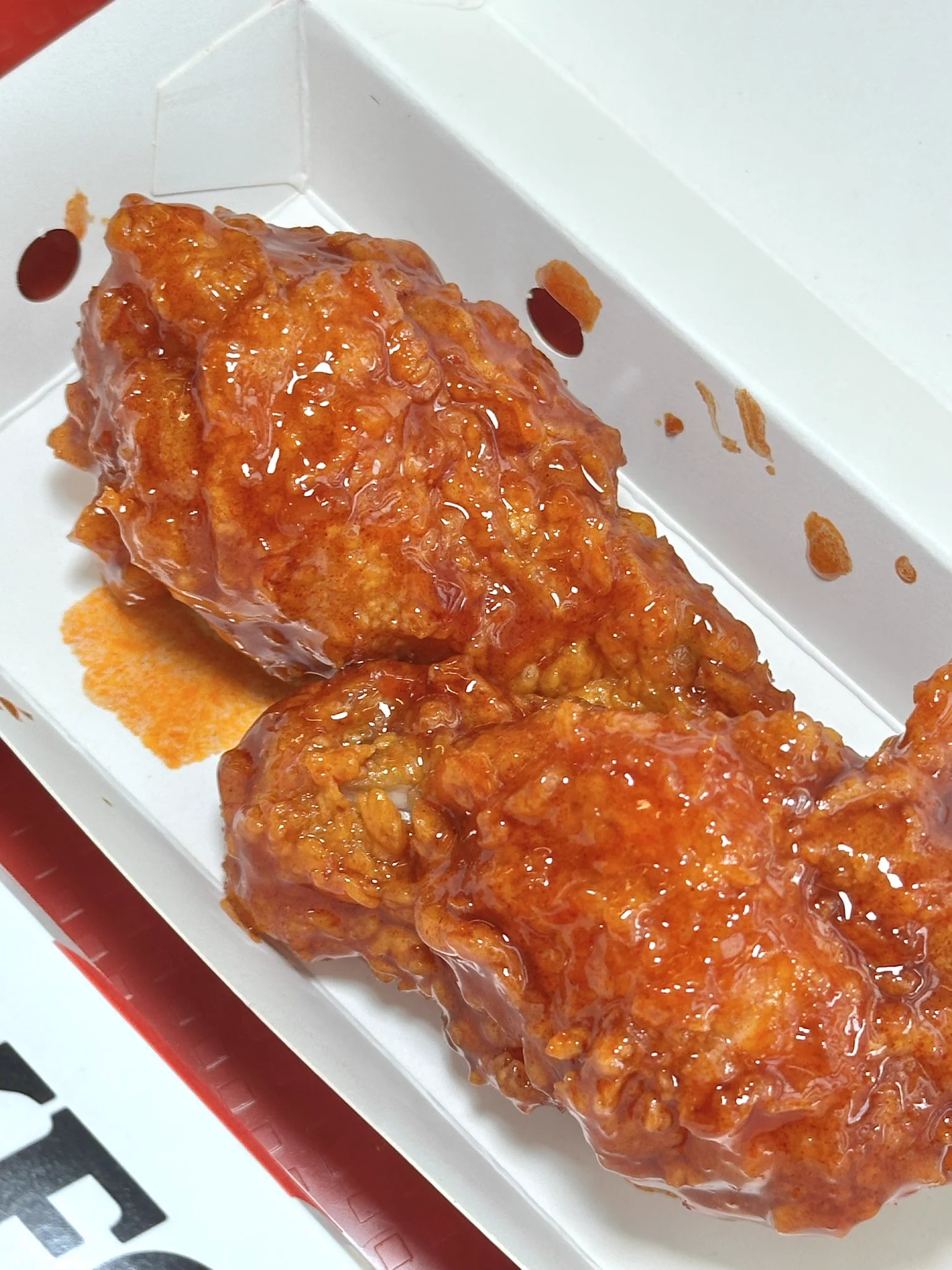 KFC x Buldak🔥 KFC collab กับ Buldak Hot Sauce แบรนด์บะหมี่เผ็ดเกาหลีตัวฮอต รสก็สุดฮอตตต คำแรกอร่อยเผ็ด คำสองขอจิบน้ำหน่อย คำสามพ่นไฟเลยจ้าาา เผ็ดแต่ก็อร่อยมาก ซอสชุ่ม หนังกรอบ ไก่ฉ่ำ ใครอยากลองความเผ็ดร้อนนี้ห้ามพลาดด และอย่าลืมเตรียมน้ำให้พร้อมนะเตือนแล้ว🥵💦 #KFCxBuldakเผ็ดไฟลุก #KFCBuldakDunkedWingz #เมนูที่Bankiiแนะนำ