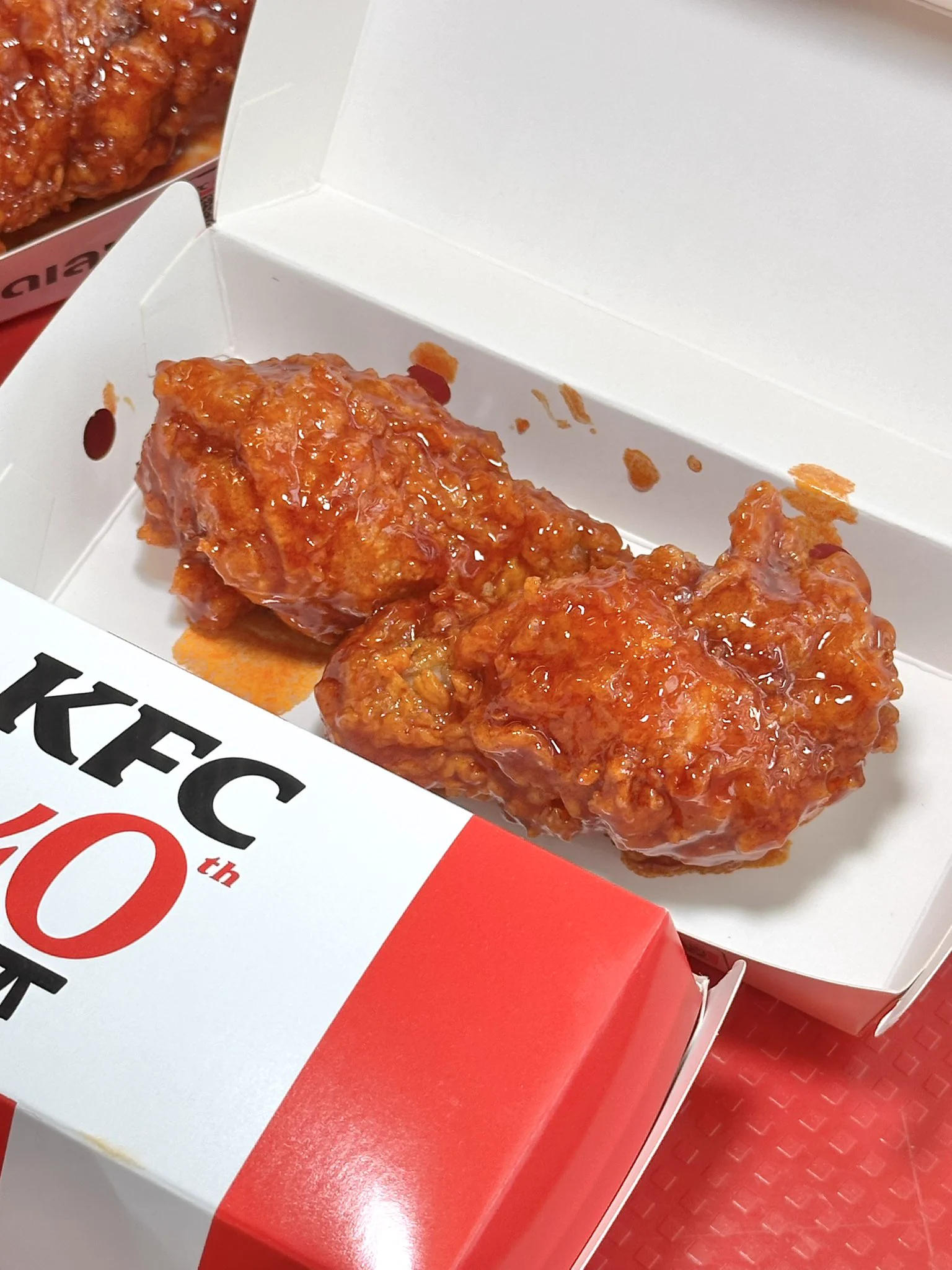 KFC x Buldak🔥 KFC collab กับ Buldak Hot Sauce แบรนด์บะหมี่เผ็ดเกาหลีตัวฮอต รสก็สุดฮอตตต คำแรกอร่อยเผ็ด คำสองขอจิบน้ำหน่อย คำสามพ่นไฟเลยจ้าาา เผ็ดแต่ก็อร่อยมาก ซอสชุ่ม หนังกรอบ ไก่ฉ่ำ ใครอยากลองความเผ็ดร้อนนี้ห้ามพลาดด และอย่าลืมเตรียมน้ำให้พร้อมนะเตือนแล้ว🥵💦 #KFCxBuldakเผ็ดไฟลุก #KFCBuldakDunkedWingz #เมนูที่Bankiiแนะนำ