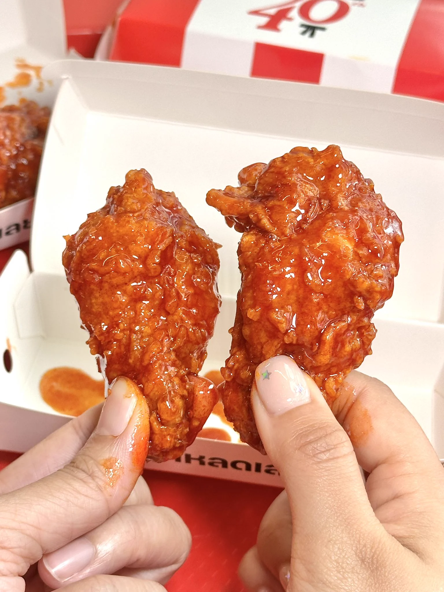 KFC x Buldak🔥 KFC collab กับ Buldak Hot Sauce แบรนด์บะหมี่เผ็ดเกาหลีตัวฮอต รสก็สุดฮอตตต คำแรกอร่อยเผ็ด คำสองขอจิบน้ำหน่อย คำสามพ่นไฟเลยจ้าาา เผ็ดแต่ก็อร่อยมาก ซอสชุ่ม หนังกรอบ ไก่ฉ่ำ ใครอยากลองความเผ็ดร้อนนี้ห้ามพลาดด และอย่าลืมเตรียมน้ำให้พร้อมนะเตือนแล้ว🥵💦 #KFCxBuldakเผ็ดไฟลุก #KFCBuldakDunkedWingz #เมนูที่Bankiiแนะนำ