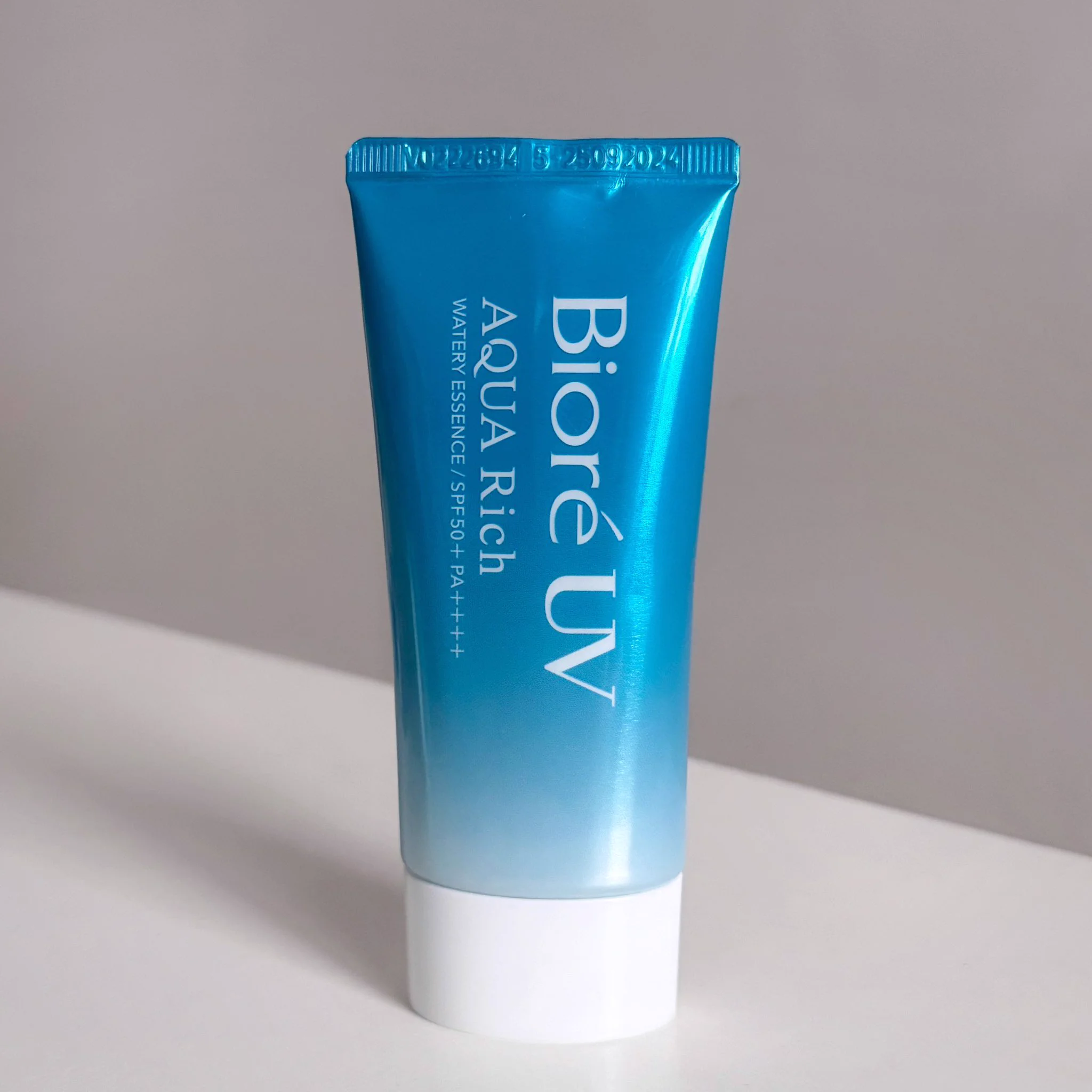 กันแดด Biore UV Aqua Rich Watery  Essence ไม่แปลกที่ติดเฟบคนเยอะ คือเนื้อกันแดดเบามากกก ลงผิวแล้วทาง่ายเหมือนทาสกินแคร์เลยย ซึมไวไม่เหนียวหน้า ไม่รบกวนเมคอัพด้วย ลงรองพื้นคุชชั่นต่อไม่เป็นคราบๆ SPF50+ PA++++ เลยย แต่เนื้อเบาสุด ชอบบบ#กันแดด #บิโอเร https://t.co/DKzRWtbpIy
