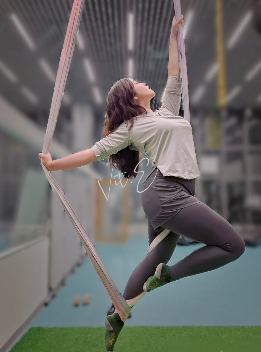 睽違兩週昨天終於上到課
今天身體像被卡車輾過🫠

#空中瑜伽 

這個動作超級費手、腳踝也好痛
但拍出來有夠好看！！！ https://t.co/xaX7RN8KAL