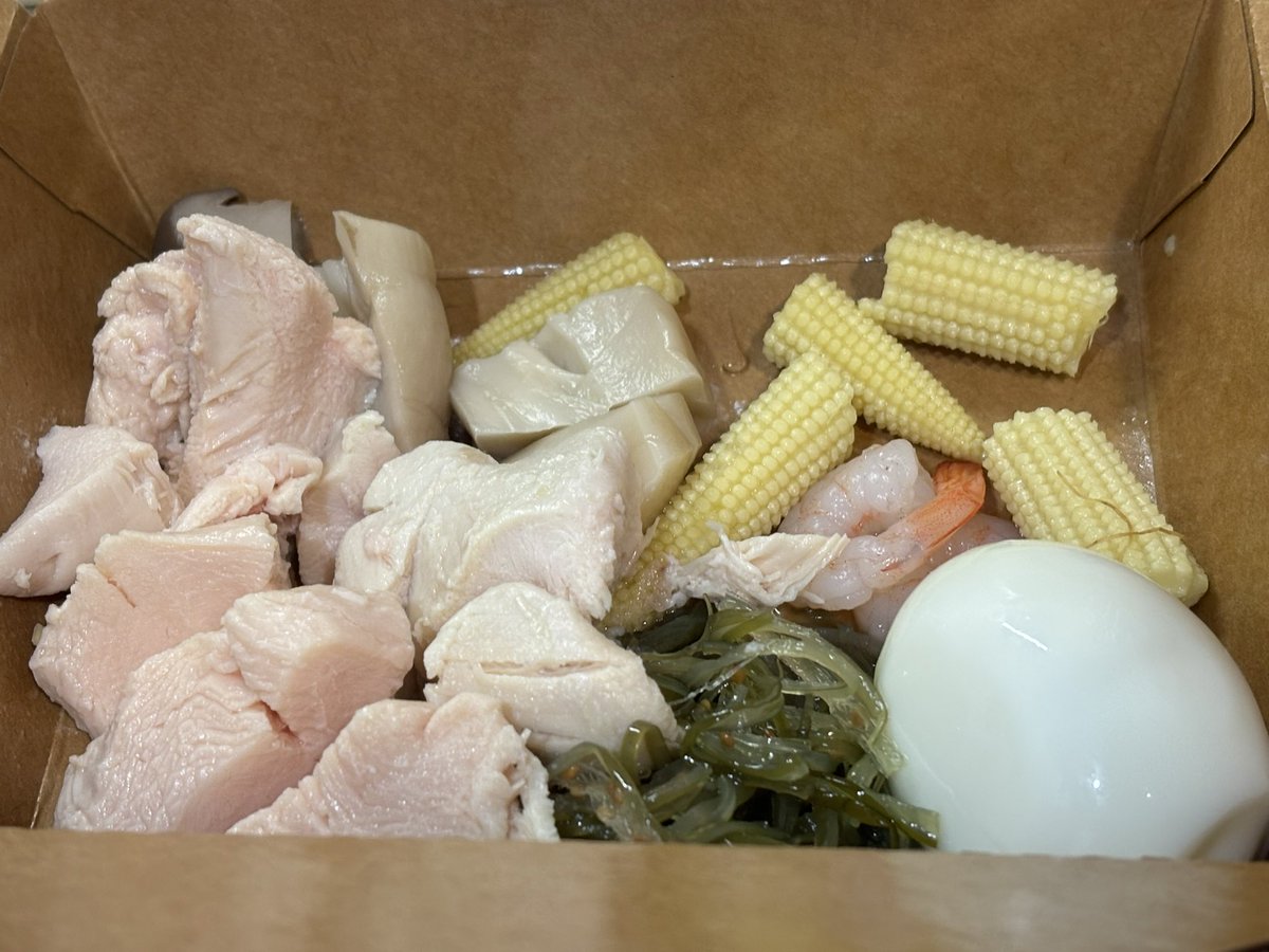 猜猜多少錢
內容物三根玉米筍+三個蝦仁+一顆水煮蛋+半根杏鮑菇+一小坨翡翠海帶絲
還有一份雞胸肉
（照片不小心先吃了一塊玉米筍和一個蝦仁

有點貴到我了🥹 https://t.co/jvwGcK6bVE