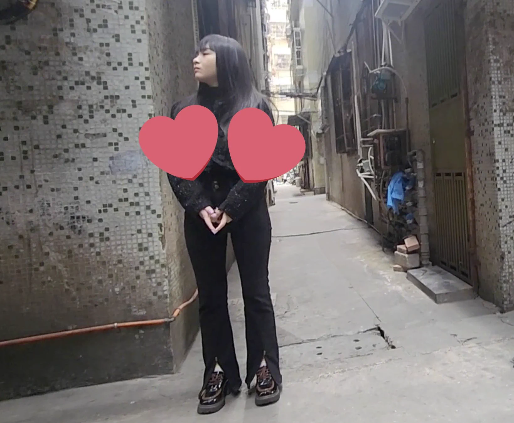 老公逼老婆出卖肉体。前几天深圳城中村找站街女,看到一个清秀少妇闷闷不乐,眼神也是有点害怕。我心猜这是刚下海的。问什么价:快餐一张半,包钟5张。机会难得,果断包钟。聊天得知刚从湖北老家过来几天,被老公逼着站街,所以很不开心。后来多给她一张,直接无套两次。不得不说,刚下海的人妻就是不一样。 https://t.co/BlSmMZweod