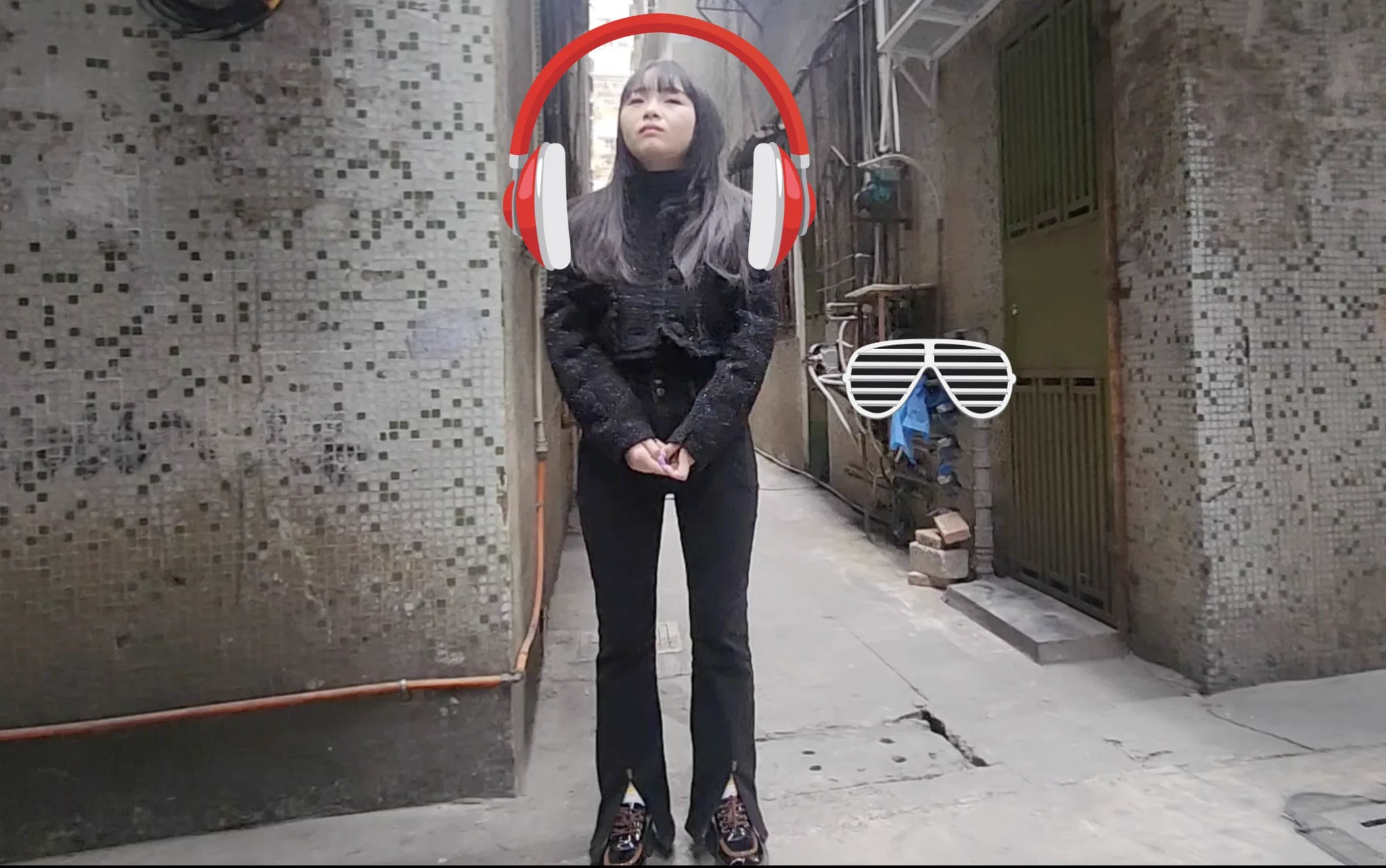 老公逼老婆出卖肉体。前几天深圳城中村找站街女,看到一个清秀少妇闷闷不乐,眼神也是有点害怕。我心猜这是刚下海的。问什么价:快餐一张半,包钟5张。机会难得,果断包钟。聊天得知刚从湖北老家过来几天,被老公逼着站街,所以很不开心。后来多给她一张,直接无套两次。不得不说,刚下海的人妻就是不一样。 https://t.co/BlSmMZweod