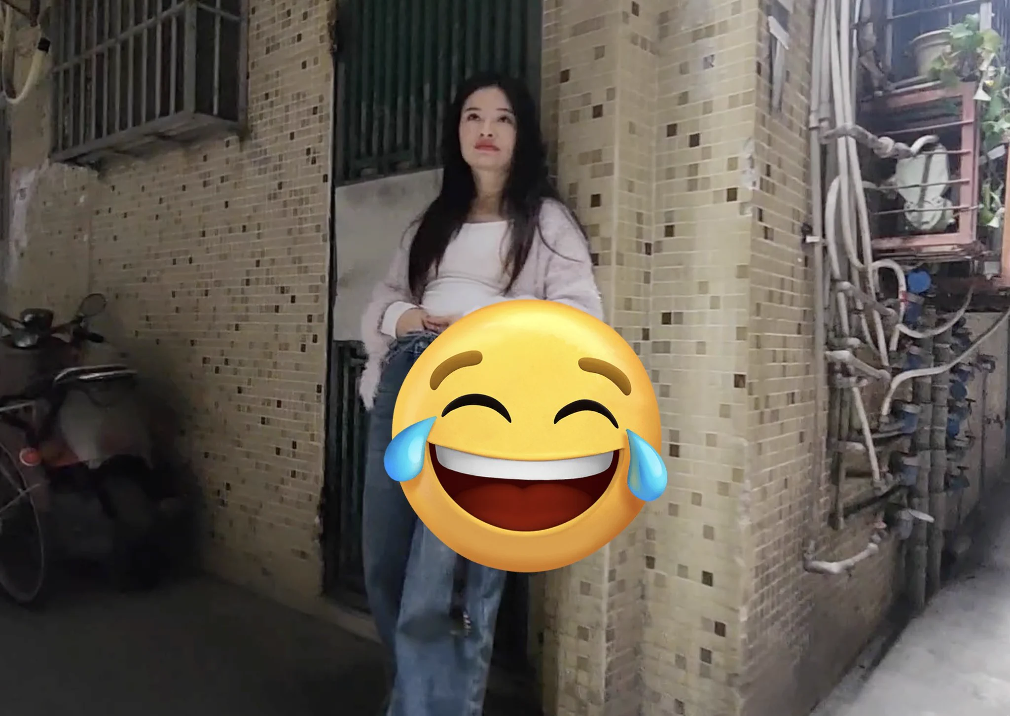 广州白云元岗小学对面的巷子,以前一直是站街女泛滥,最近两年有关部门严厉整顿之后,一度销声匿迹。但是最近看群友发消息说有时候会有几个。星期天下午,我抱着试试看的心态跑过去,果然发现了两三个女的。不过都是少妇,开价一张半。 https://t.co/OBytSn1Nen