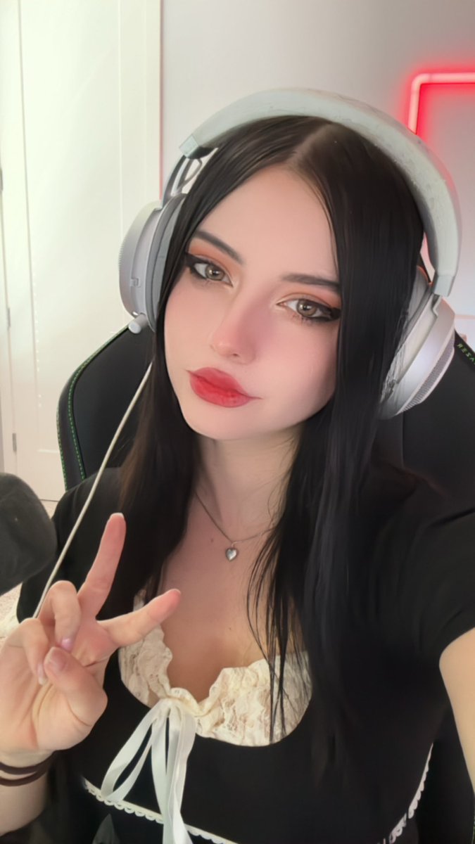 Live!! Starting the Witcher 3! https://t.co/4W7jRwEkcK https://t.co/LQlZHWtWsU