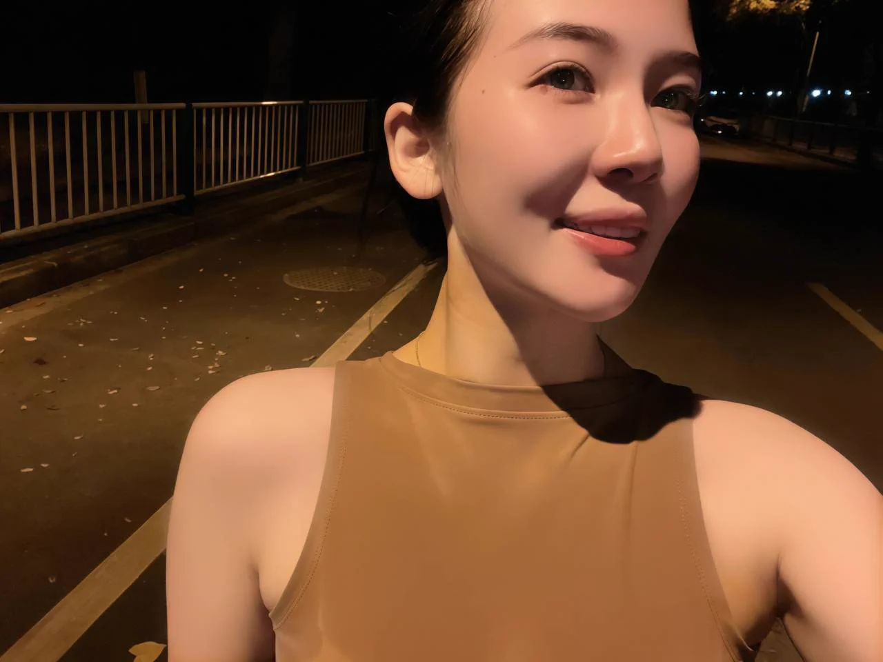 晚上出来夜跑了，看着空旷的路上，突然有种想露出的想法，又害怕被人看到，是不是刷推的后遗症啊 https://t.co/wwVwXCy8G1