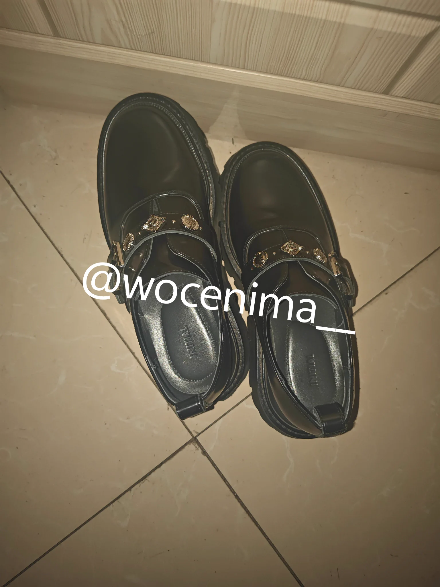 刚玩完双坑妹子的鞋子准备回家 结果小区步行进来一个黄头发的妹妹 巧的是居然和双坑妹子同一栋楼 果断记下楼层电梯一开就呈现在眼前 鞋内的热气扑面而来 听着屋内的说话声套弄 又射了一发 虚脱了 更多细节已更新在群里 #打胶 #扫楼 #扫楼打胶 #玩鞋 #射鞋 https://t.co/ejKuPdyqte