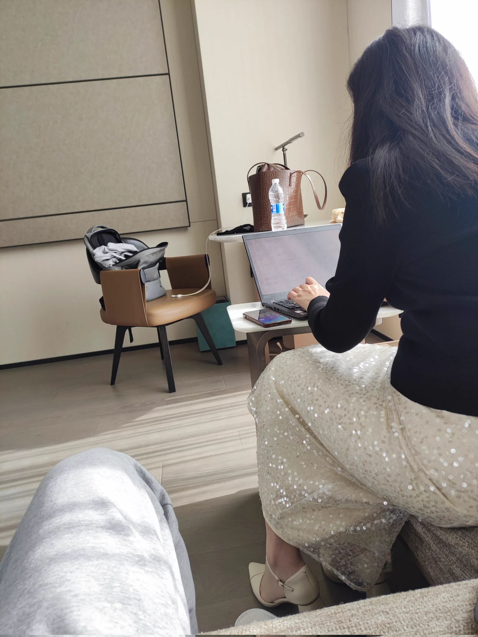少妇早上起来职业装回了几个邮件打了几个电话，电话那头邮件那头知道她逼里塞着跳蛋在和你们联系吗？一开始还很矜持，实在是没经受住强烈诱惑，半推半撩开了裙子，逼水超多的少妇骚货，被跳蛋玩的淫叫不断 ~ https://t.co/heAHp00aZk