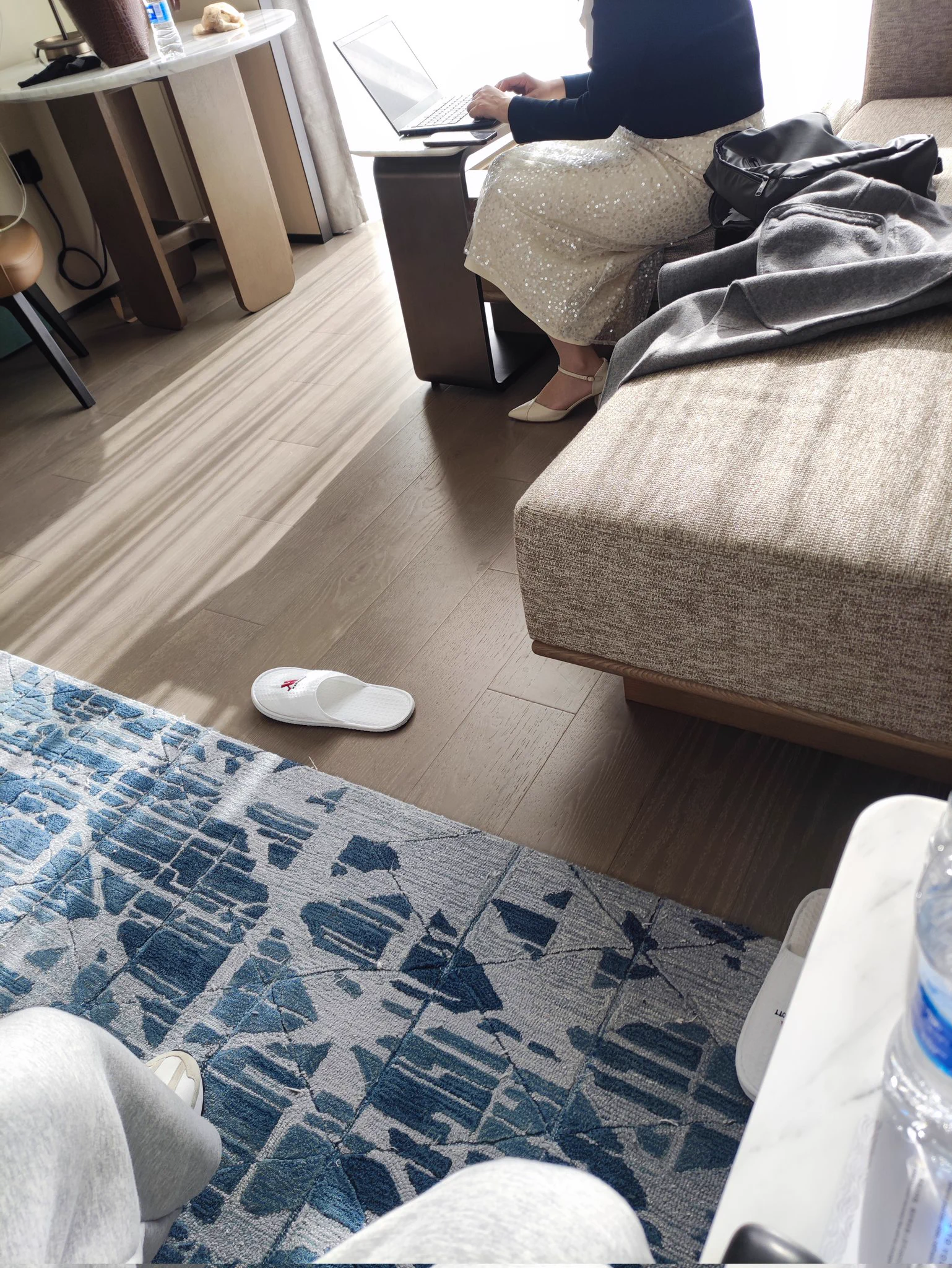 少妇早上起来职业装回了几个邮件打了几个电话，电话那头邮件那头知道她逼里塞着跳蛋在和你们联系吗？一开始还很矜持，实在是没经受住强烈诱惑，半推半撩开了裙子，逼水超多的少妇骚货，被跳蛋玩的淫叫不断 ~ https://t.co/heAHp00aZk
