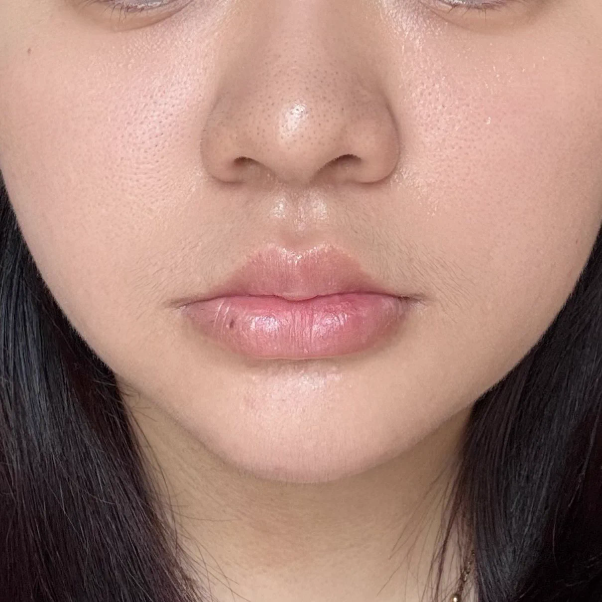 ใช้หมดไปหลายขวดแล้ว La Roche-Posay Effaclar Serum พออายุเยอะขึ้นเป็นสิวแล้วหายยากกว่าเดิม ตัวนี้เราใช้เพิ่มรูทีนตอนเป็นสิว ช่วยลดการสะสมแบคทีเรีย ลดสิวอุดตัน สิวอักเสบที่มองเห็นได้เลยไม่ค่อยขึ้น รู้สึกผิวแดงอักเสบตัวนี้ช่วยได้เยอะเลย เนื้อเซรั่มบางเบา ไม่เหนียวผิว เราใช้ตอนกลางคืนแล้วทาม้อยส์ตามเยอะๆ สิวแห้งไวกว่าเดิม#LaRochePosayTH #Effaclar #ลาโรชโพเซย์ #เอฟฟาคลาร์ #สลายสิว #เอฟฟาคลาร์เซรั่ม #EffaclarSerum #รอยสิว #สิวอุดตัน