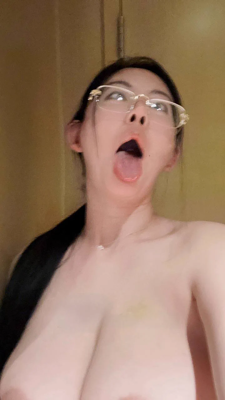 同上是给领导当狗，他们上班累死累活，而我是翘着屁股让领导累死累活~感觉自己的盆骨都要被这几个老头子撞变形了😣所以女人骚不骚归根结底是看男人有没有本事，你够硬我就够浪，你们感觉自己行不行？ https://t.co/vIuW8Bi4Ls