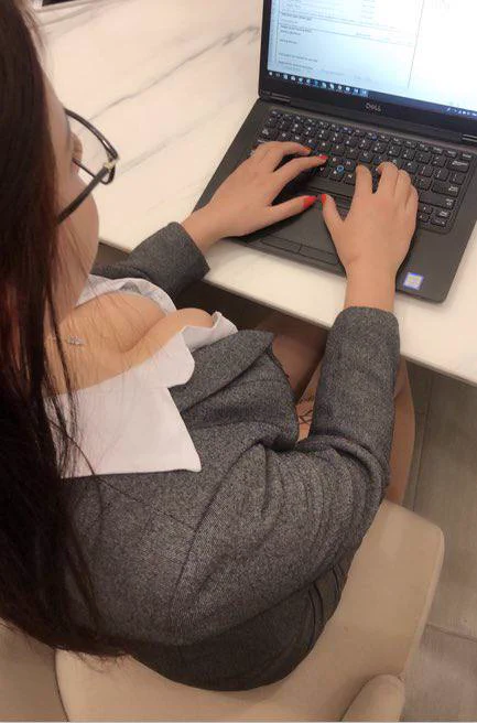 同上是给领导当狗，他们上班累死累活，而我是翘着屁股让领导累死累活~感觉自己的盆骨都要被这几个老头子撞变形了😣所以女人骚不骚归根结底是看男人有没有本事，你够硬我就够浪，你们感觉自己行不行？ https://t.co/vIuW8Bi4Ls