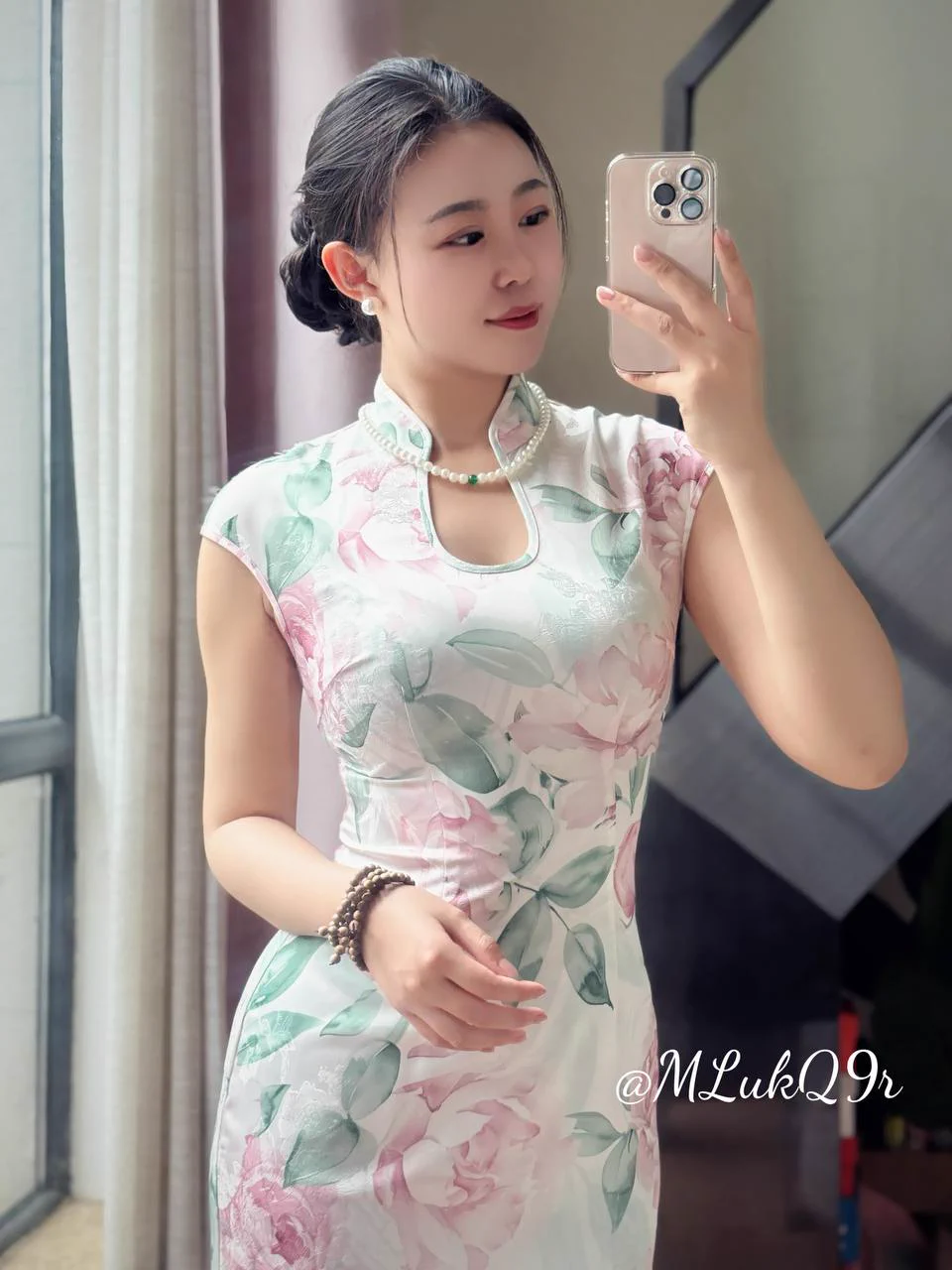 柔是东方骨，姿是心无拘。每个女人都很难拒绝旗袍的美丽吧。不过优雅大方和调皮可爱，我觉得一直也不冲突，就像姐姐一样穿上旗袍可以很高冷，脱光了是不是也挺性感的～都说男人最喜欢有肉感的女人，那姐姐这种你想抱起来蹂躏吗… https://t.co/qoks4XbWHS
