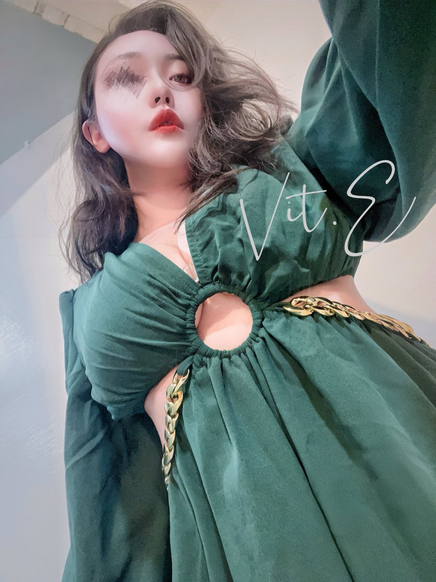 這角度不太像我但很帥( ´▽` )ﾉ

#不在辦公室 

本來上次跟凱西跑趴要穿
但裙擺太長怕自己摔死而作罷 https://t.co/QpplXxrDq3