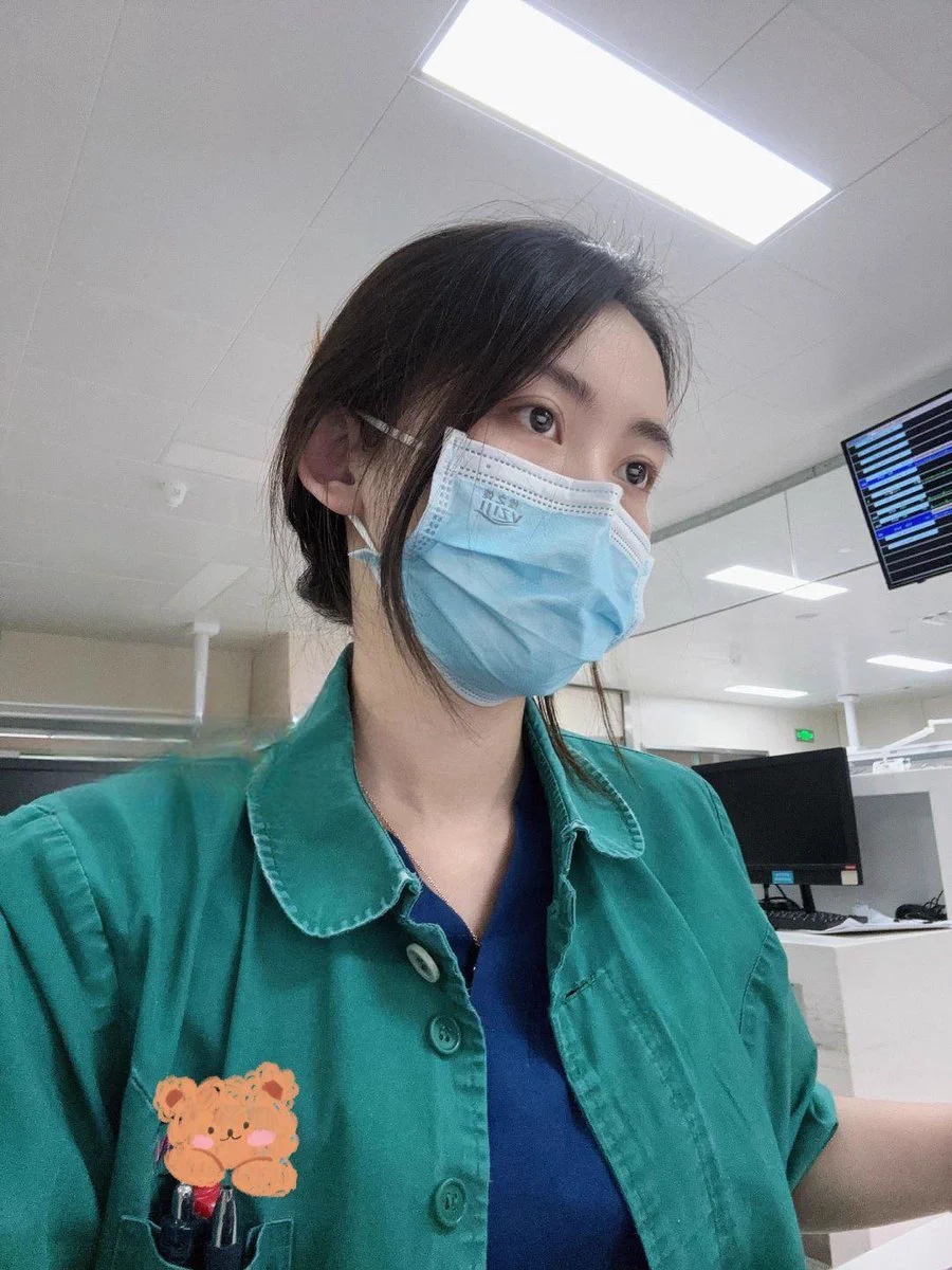 我没开玩笑私信我真的会给你们发裸照色图的。😋 https://t.co/kkhgXKyI0g