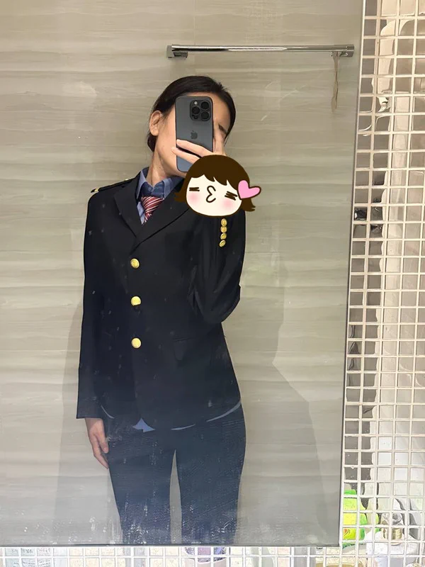 朋友圈 vs 推特 大家好像都想看对比照，那小乘务就给大家发一下吧～在朋友圈都是发穿着制服的照片的，大家都觉得我职业端庄…但在推特上我还是更喜欢发一丝不挂的样子，很有暴露自己的感觉 https://t.co/czHkVmoMCm