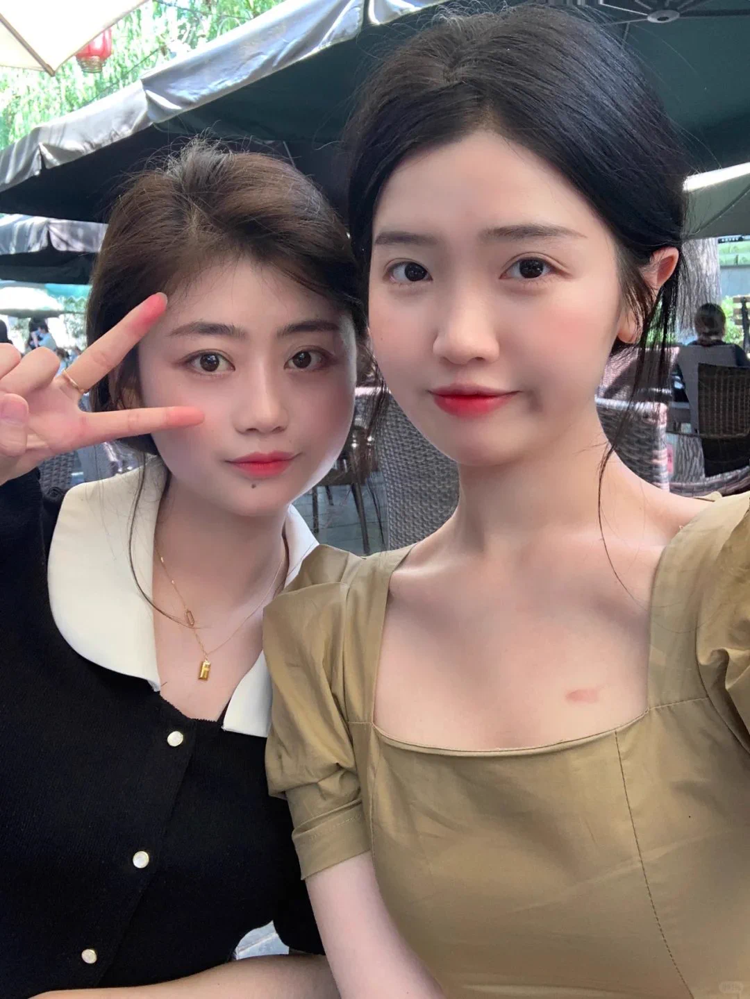 今晚被表姐男朋友强上了，我在房间玩玩具，门突然被打卡，表姐的男朋友看见我在玩玩具，就过来抓住我的腿，他开始舔我逼，我本来就要高潮再被他舔一下就喷在他脸上，表姐的男朋友舔了一下嘴角，脱自己裤子把鸡吧插进操我，我怕高潮娇喘出来就咬着自己的手指，真的被操高潮，明天要怎么面对表姐啊。 https://t.co/LJ7RxUc8E1