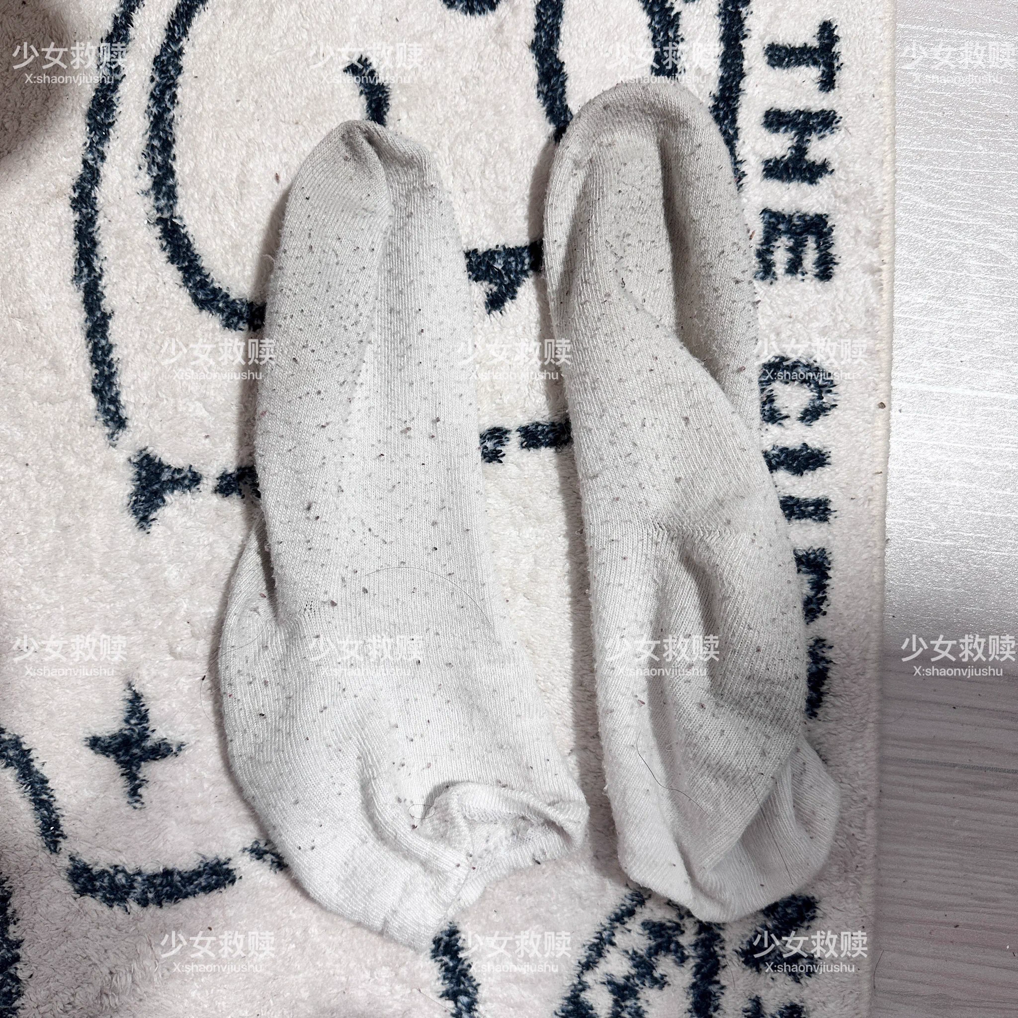🈵15人进支付宝小荷包，抽一只狗送这双起球臭袜子。 https://t.co/rbHhUFGKko