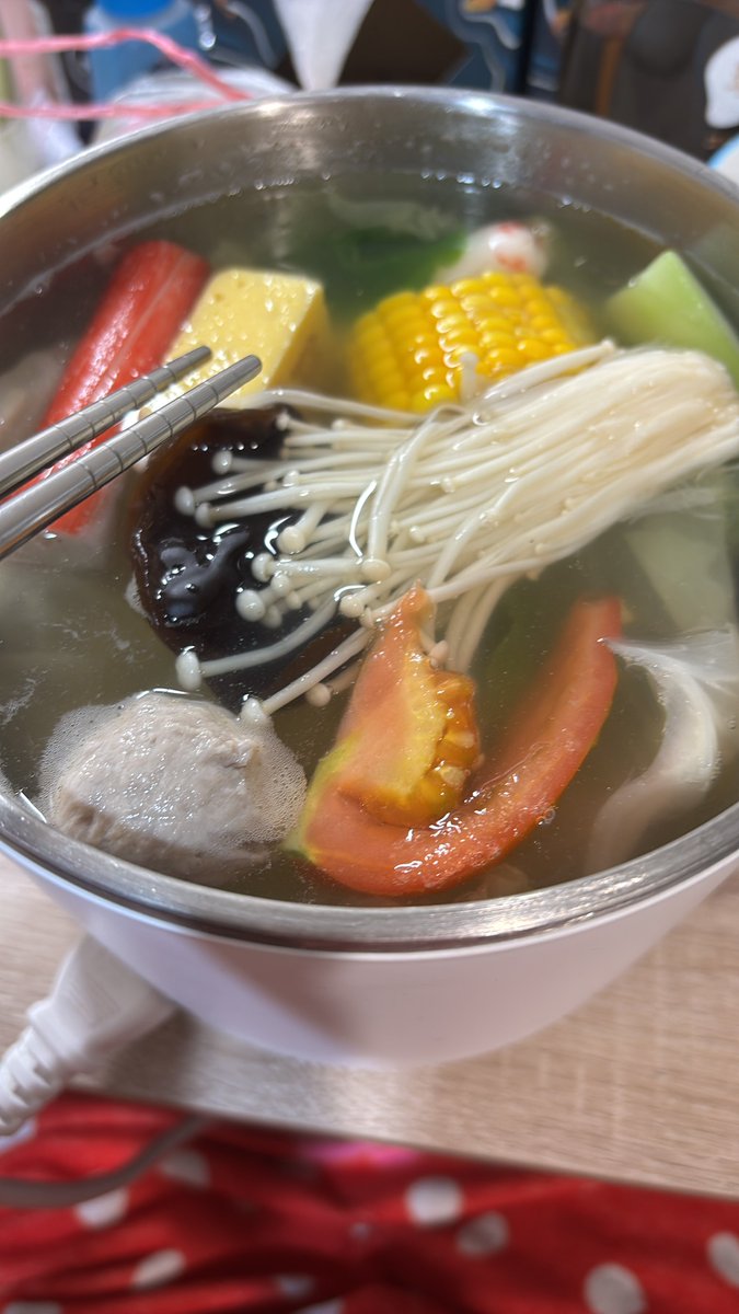 結果我點到的是要自己煮的
我以為送過來的是已經煮好了的
大誤會啊
送過來的全是食材和生肉
阿不就還好我有快煮鍋 https://t.co/iIyVxc9OcR