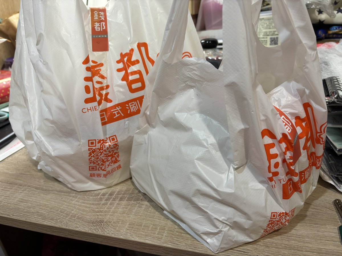 謝謝推友幫點的兩大袋宵夜😻
請忽略我很亂的書桌 https://t.co/QpQRei9b1Y