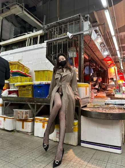 第一次户外，好害怕被人认出来👄，但是又有点刺激是怎么回事？？ https://t.co/FoFVcqILOW