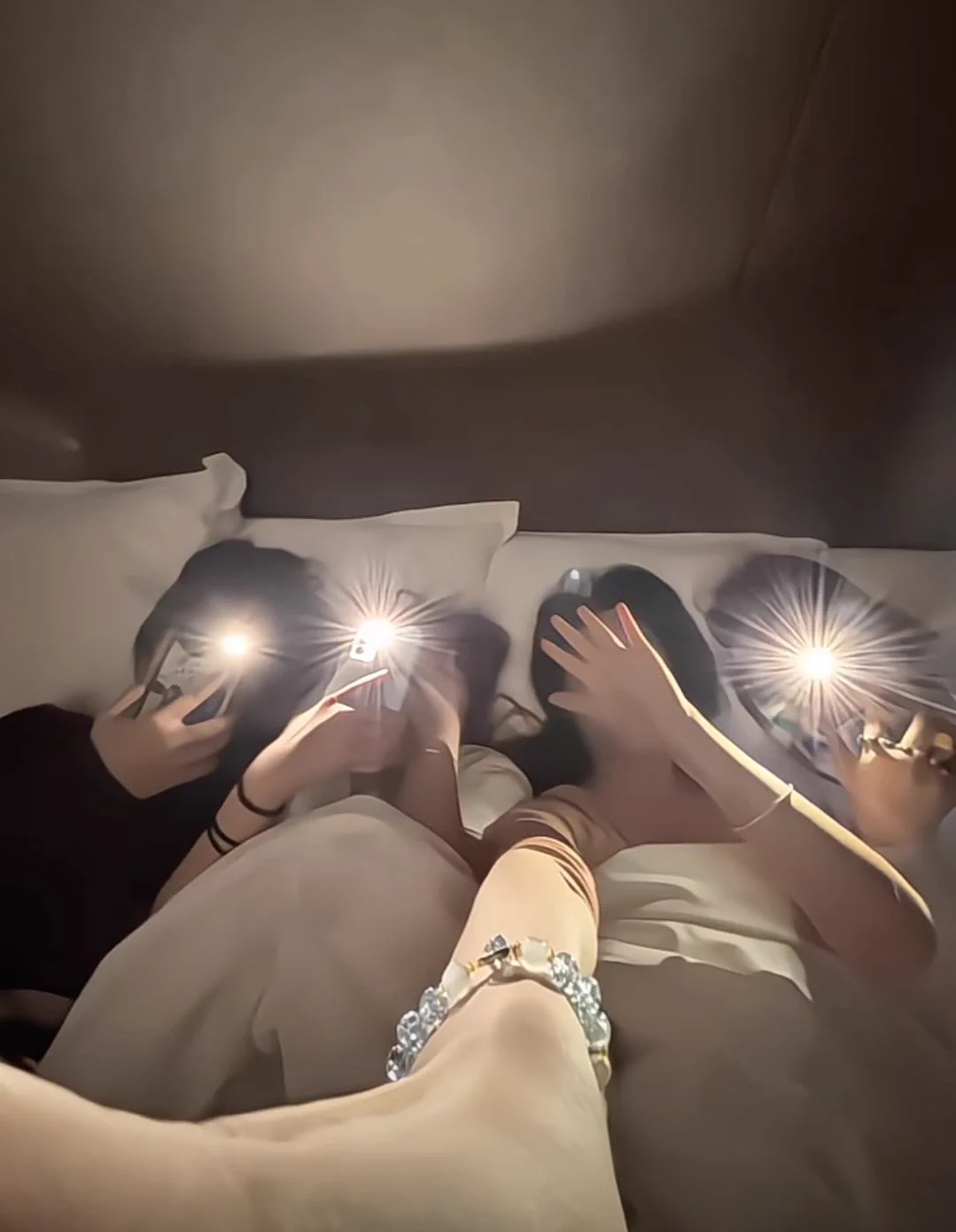 現在超級想要做愛… #徵一位單男一挑四 房費我們出 你敢來嘛……？ 有人嗎🙋 https://t.co/6bLeveXt1g