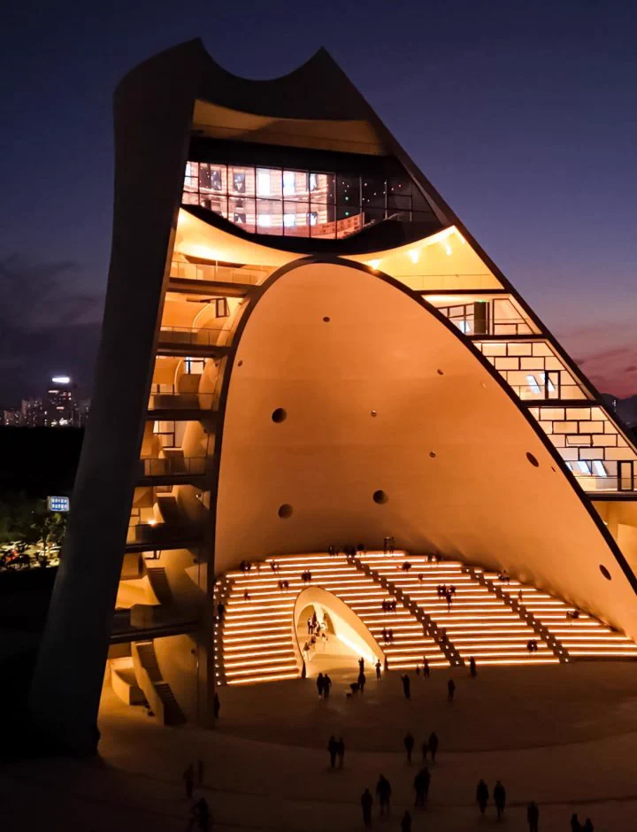 A new landmark rises in Shandong – Yantai Time Tower. Winner of the "Best Cultural &amp; Commercial Architecture" international award, this stunning structure takes inspiration from an ancient Chinese sundial. Designed to capture sunlight, sea breezes, and the rhythm of the tides. https://t.co/5zvKadxnWH