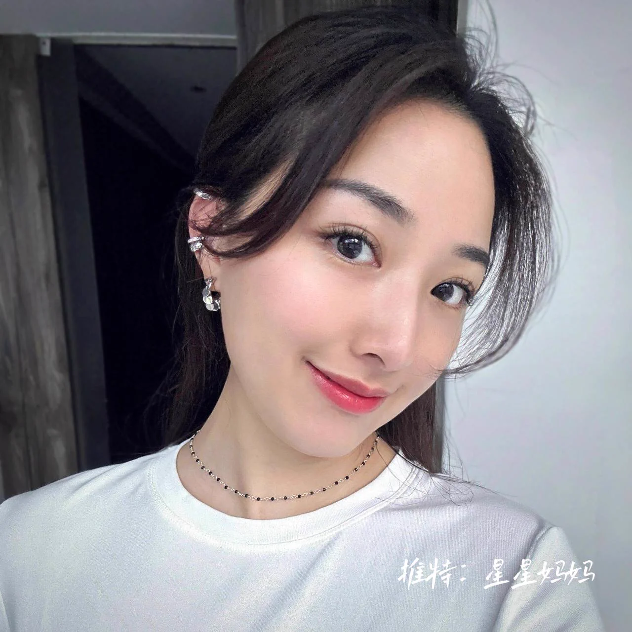 有时偷情不是刻意的，单纯就是气氛到了…就比如和同事出差，说累了帮我按按脚，就不自觉的发生了。在房间里后入的时候还让我特地开着门…好怕被其他同事发现我这么骚，但是刺激感又让我一直用小穴套弄着肉棒…和熟人还是有点危险呀，还是要试试推上的网友们，附近的可以报名哦～ https://t.co/X5Xy6T3oOw