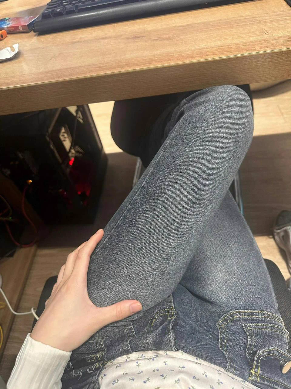 穿着情趣内裤在办公室招摇过市，摩擦感让我的每个脚步都沉浸在刺激之中～欲求不满的状态下淫水都要把它浸湿了，你们猜下面有没有珍珠？ https://t.co/9372GiDnON