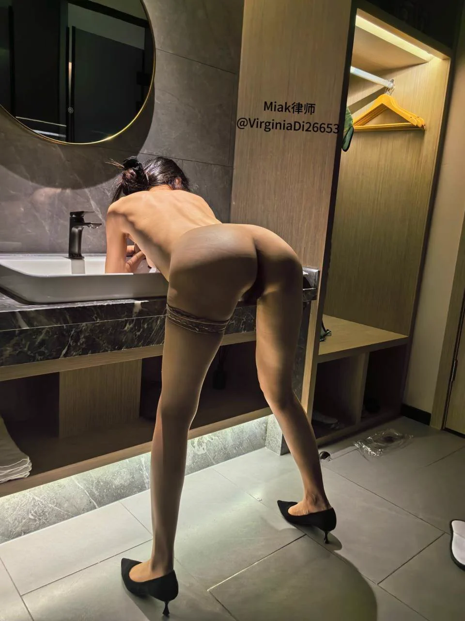 果然还是白天上班忙碌，晚上再放纵一下的节奏更适合我呀～评论区来和我说晚上好，让你们看下穿旗袍的律师，是不是比工作时还风情万种！ https://t.co/Bj59G803uj