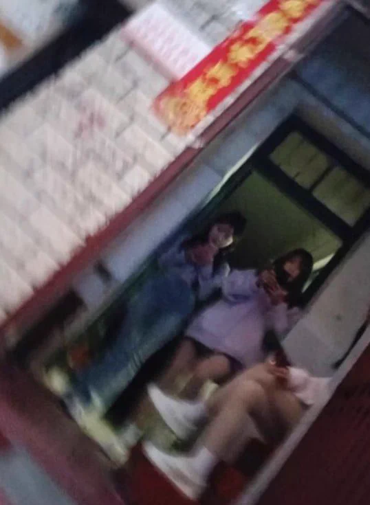#南京 #站街瑞金北村公交站左手废弃报刊亭里面的小区，走到底那一栋推门进蓝色铁皮门敲门，南京唯一一家 2 张的快餐，有 2 张、3 张两张，区别是有没有口，都是快餐。有阵子没去，感兴趣的可以去看看，旁边还有个水滨家的只有 3 张 https://t.co/LpAIEktaLA