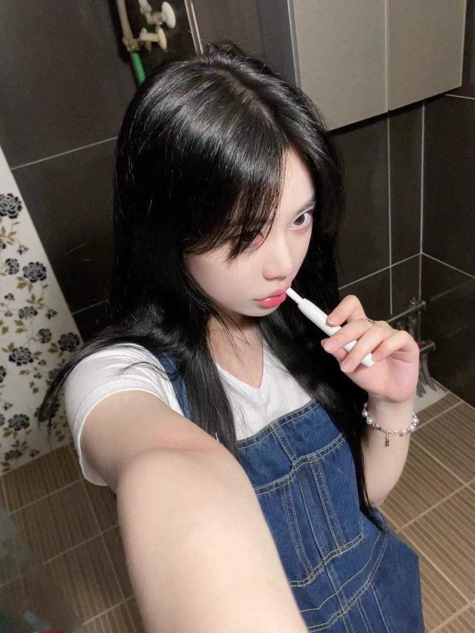 甜美可爱的 女大学生 被男友调教成小母狗 舌滑JB舔蛋蛋 配合深喉口交 与平常在学校的清纯乖乖女 形成强烈反差 颜值还挺高~ 更多学生收集福利 点进我主页电报投稿💌：@SexytoBaby@SexytoLady@SexytoDoll@SexytoGirl https://t.co/pDUO94q1Qf