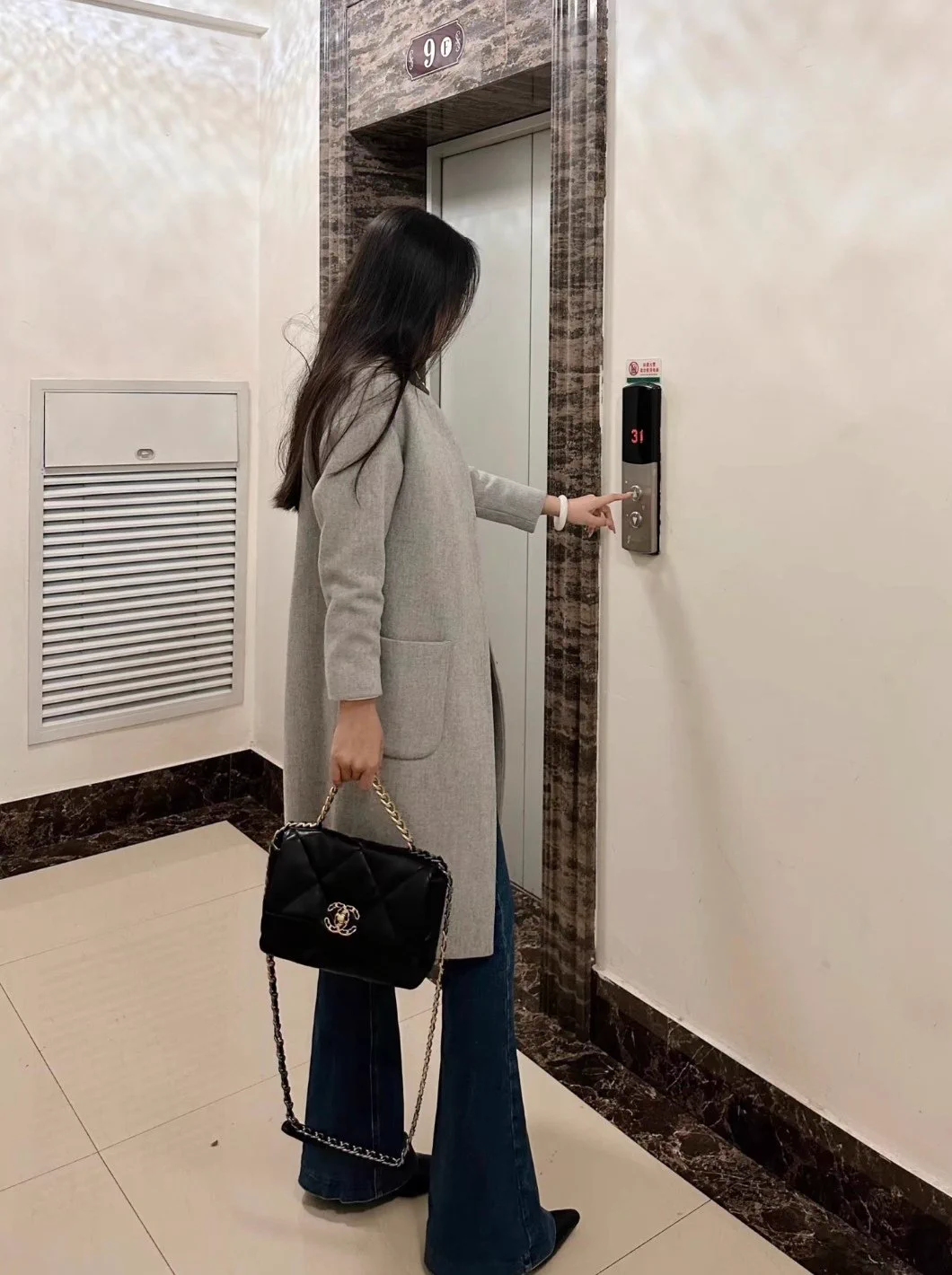 昨晚一位学生找我说忘记带家里钥匙了，问我可不可以去我家对付一晚，来到之后直接把我扑倒，虽然我感觉有背伦理，但是他手放进来的那一瞬间我就放弃了抵抗，最后我也配合了他，结束以后就这样抱着我看电视，这一刻我感觉我被他征服了 https://t.co/MV1pnqNpPC