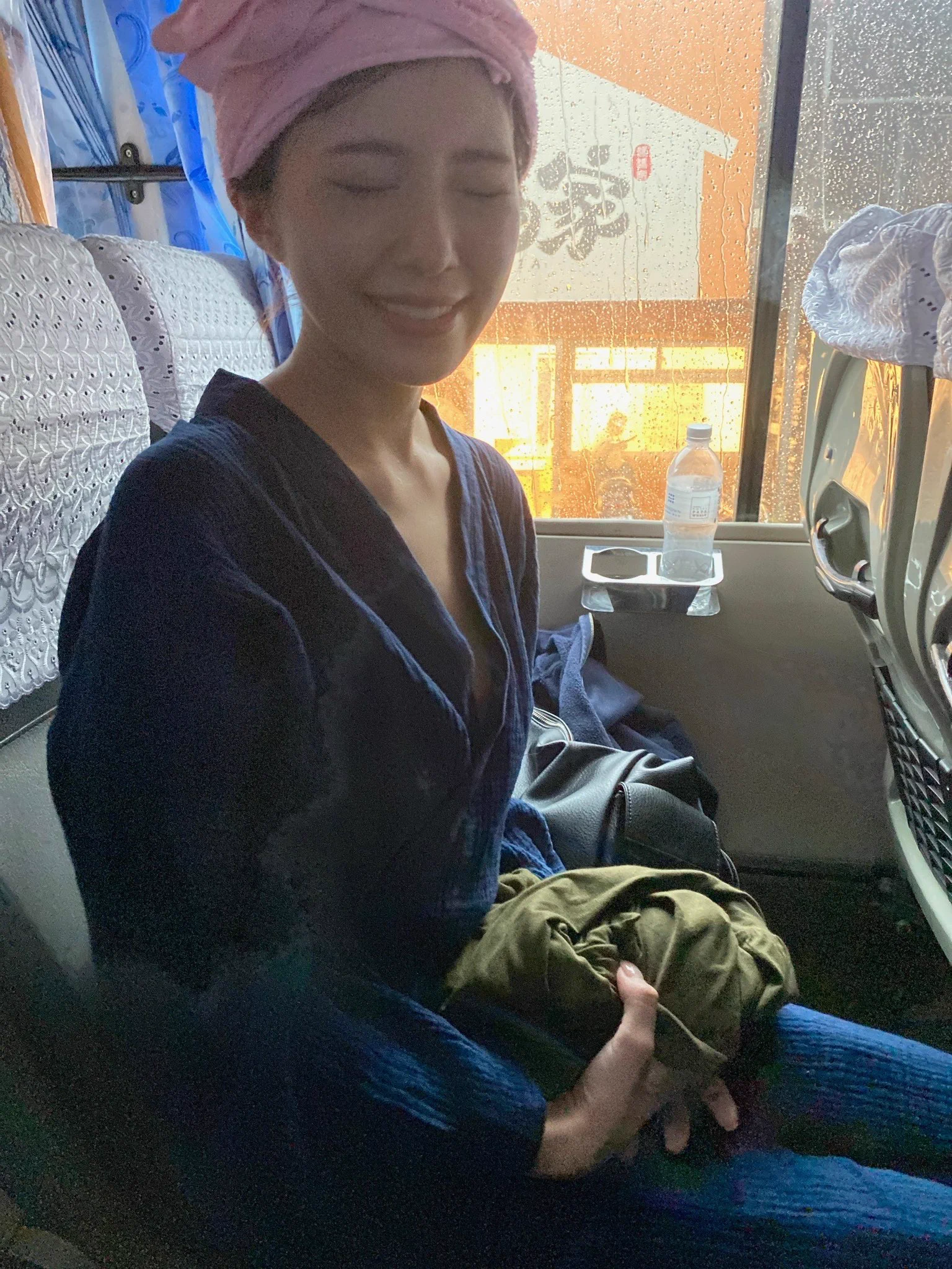 雨に打たれた後のつばさ舞 ꉂꉂ🙊💓スコールで化粧は全て流れました笑笑目がショボショボするぅ〜って言うてます🤣😂笑(カラコンは流れませんでした✌️)⬇️つばさ舞4th写真集『翼』 絶賛発売中！https://t.co/GODdx8mqGD https://t.co/o8VwCn1kAz