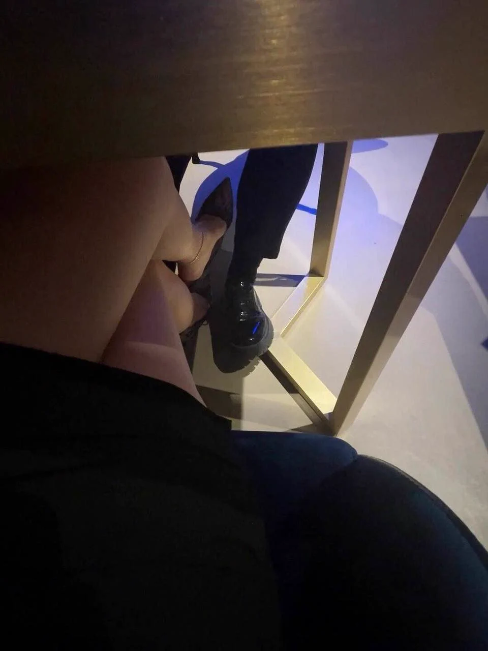 下班约男同事在事务所附近一起吃了个晚饭期间好想把脚伸过去勾引他🥹可是想了下，我在现实中要保持形象🫢 如果对面是粉丝的话 我想应该就可以随意玩弄了叭😍 https://t.co/9AFsQnpPdX